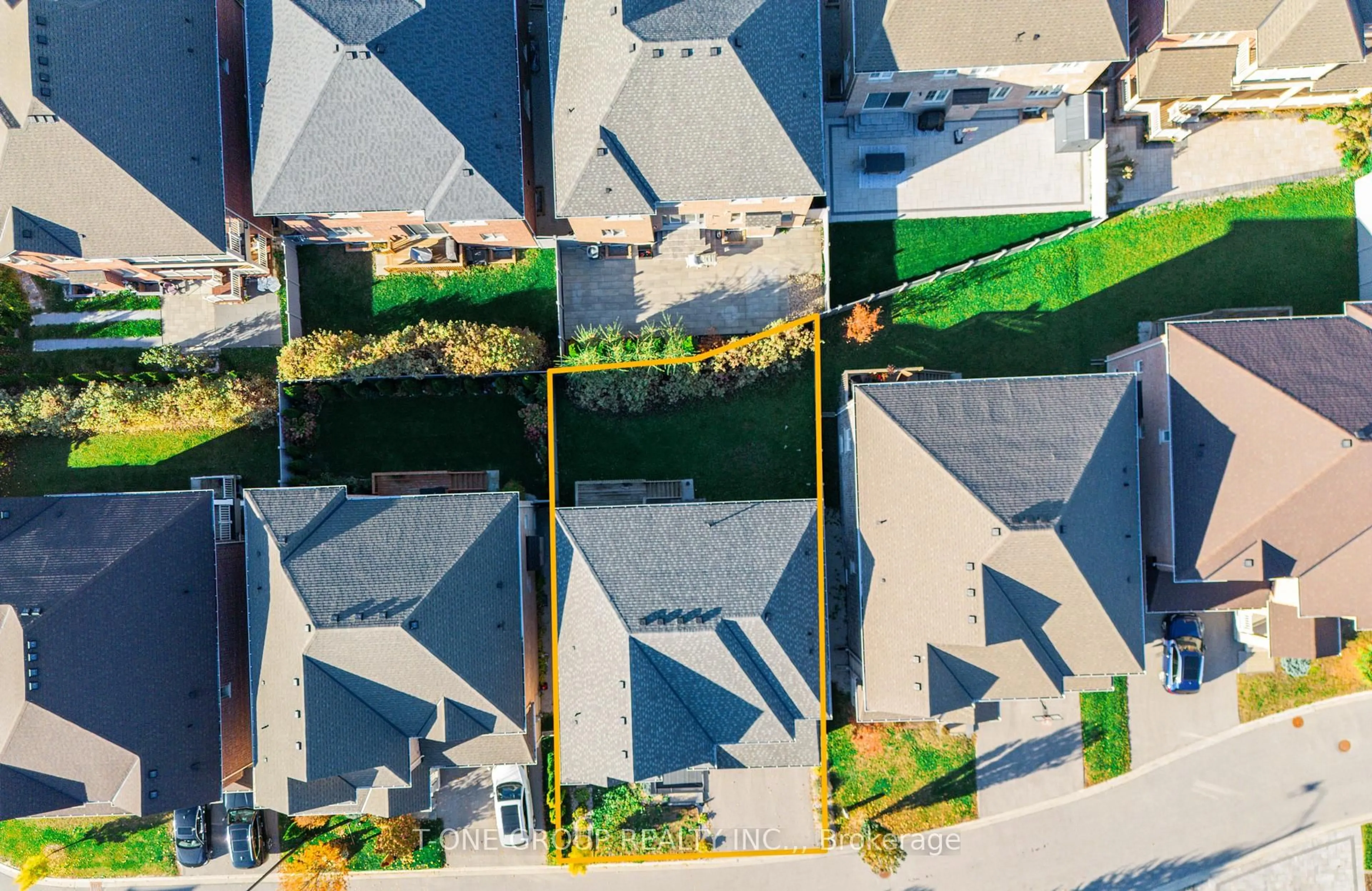 A pic from outside/outdoor area/front of a property/back of a property/a pic from drone, street for 63 Ken Sinclair Cres, Aurora Ontario L4G 3J1