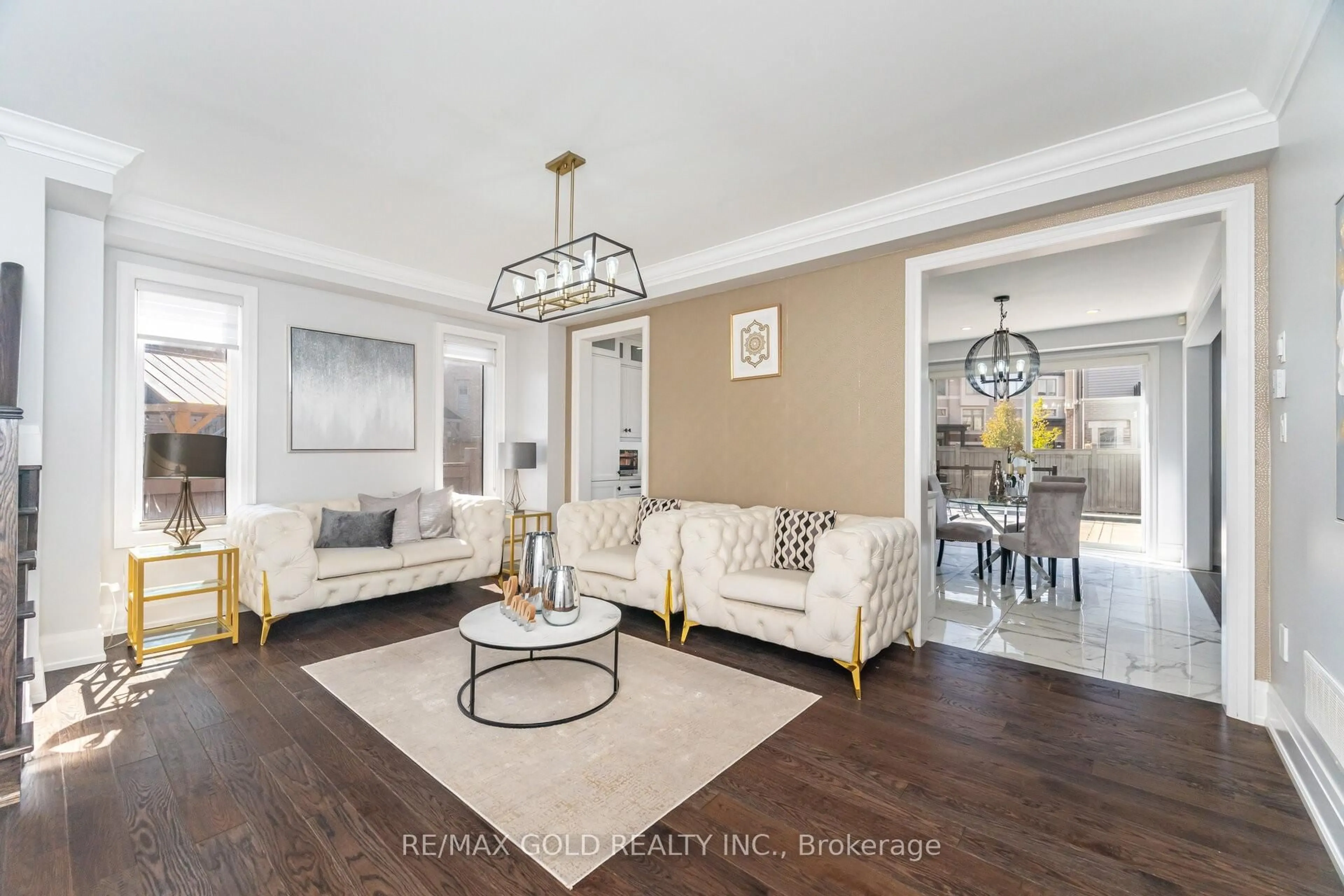 Living room with furniture, unknown for 10 Donnan Dr, New Tecumseth Ontario L0G 1W0