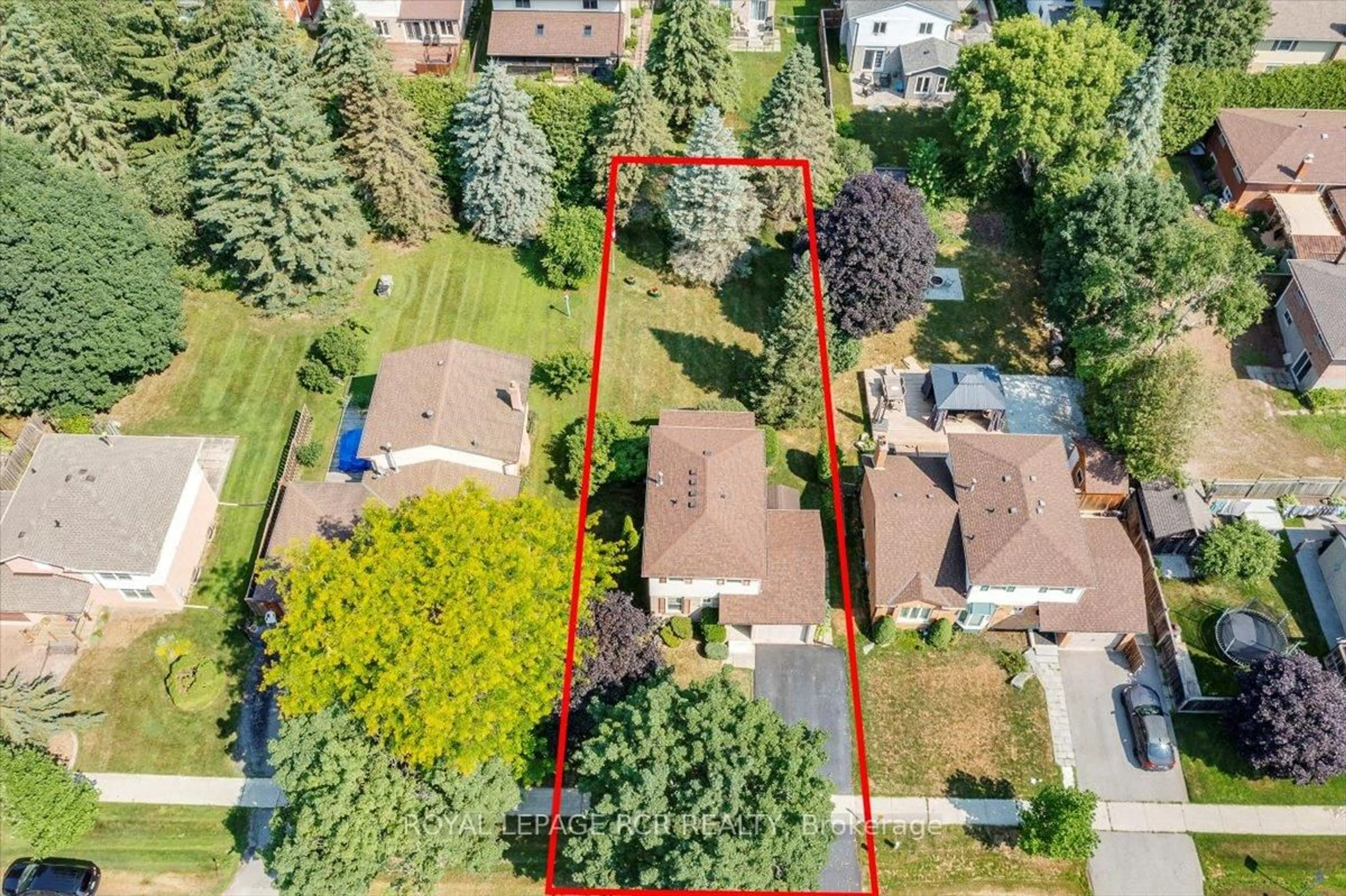 A pic from outside/outdoor area/front of a property/back of a property/a pic from drone, street for 86 Princess St, East Gwillimbury Ontario L0G 1M0