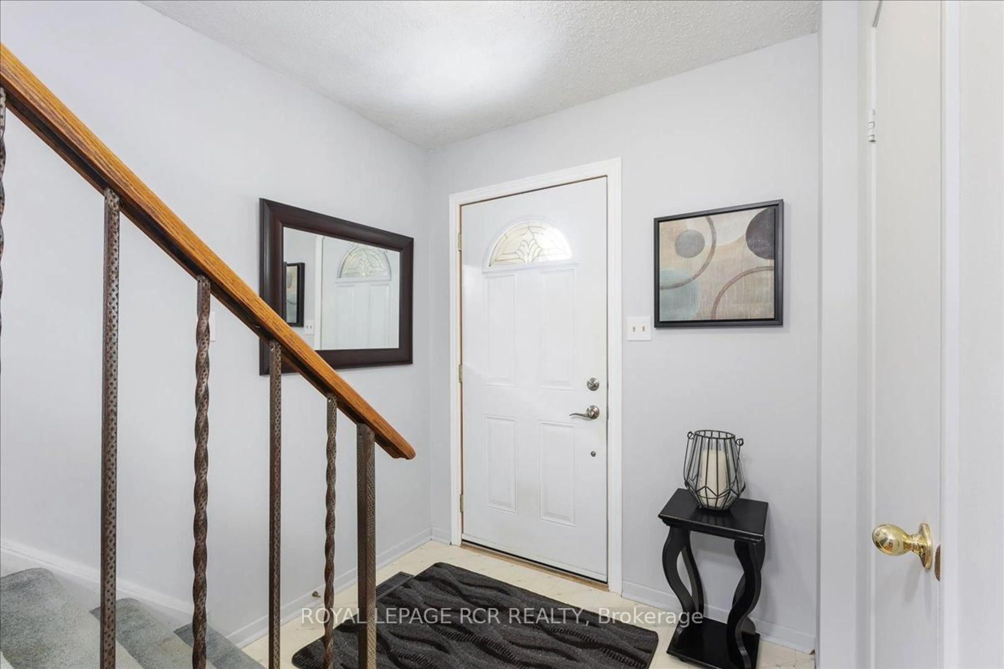 Indoor entryway for 86 Princess St, East Gwillimbury Ontario L0G 1M0