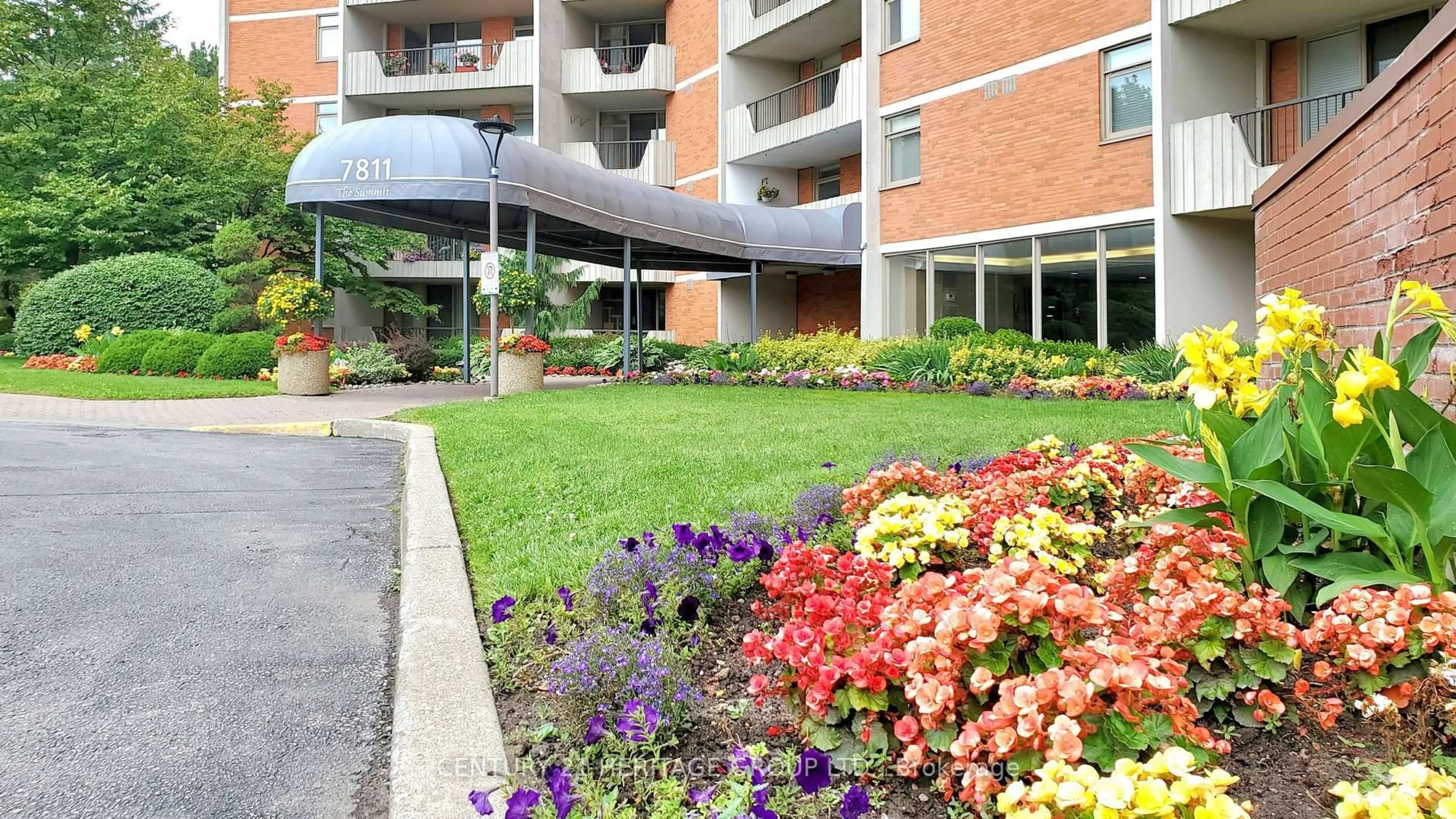 Indoor foyer for 7811 Yonge St #PH7, Markham Ontario L3T 4S3