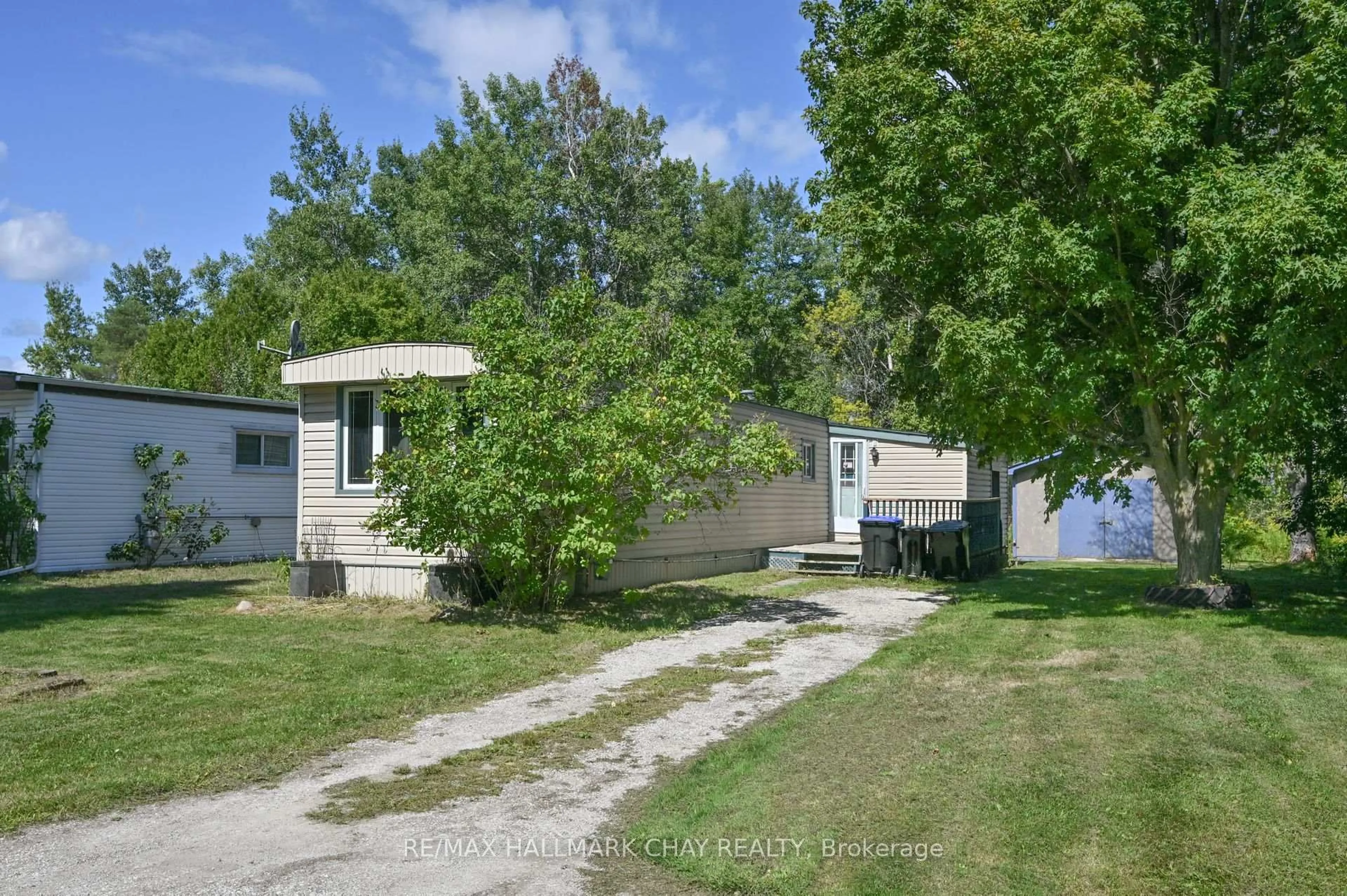 A pic from outside/outdoor area/front of a property/back of a property/a pic from drone, street for 32 Shamrock Cres, Essa Ontario L3W 0A5