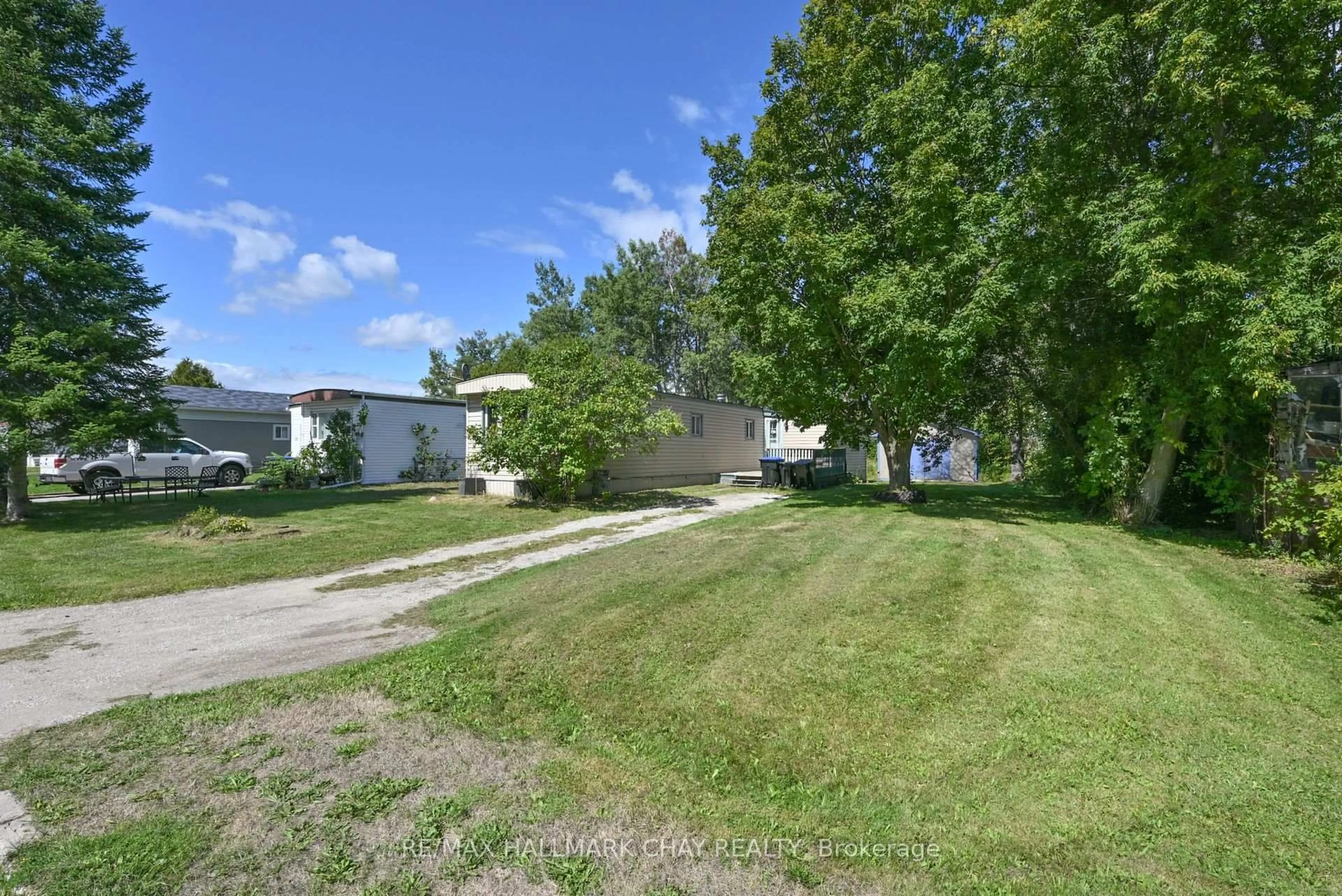 A pic from outside/outdoor area/front of a property/back of a property/a pic from drone, street for 32 Shamrock Cres, Essa Ontario L3W 0A5