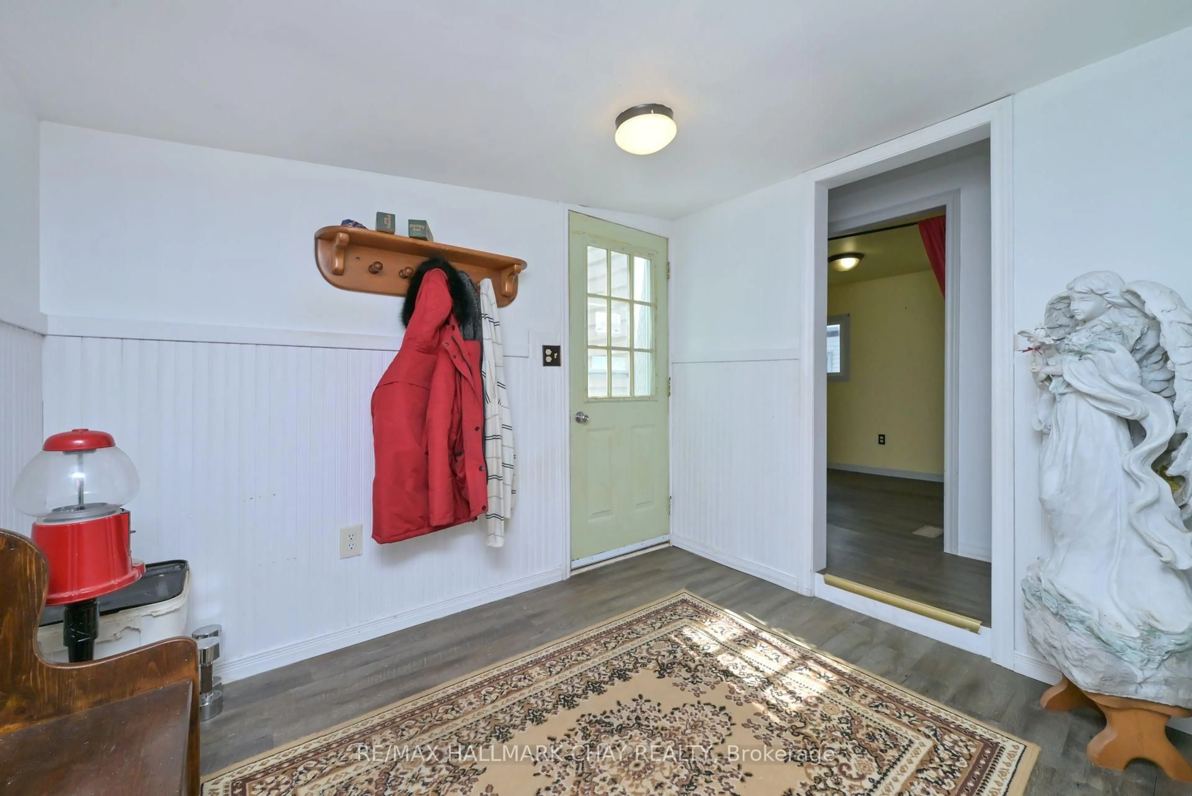 Indoor entryway for 32 Shamrock Cres, Essa Ontario L3W 0A5