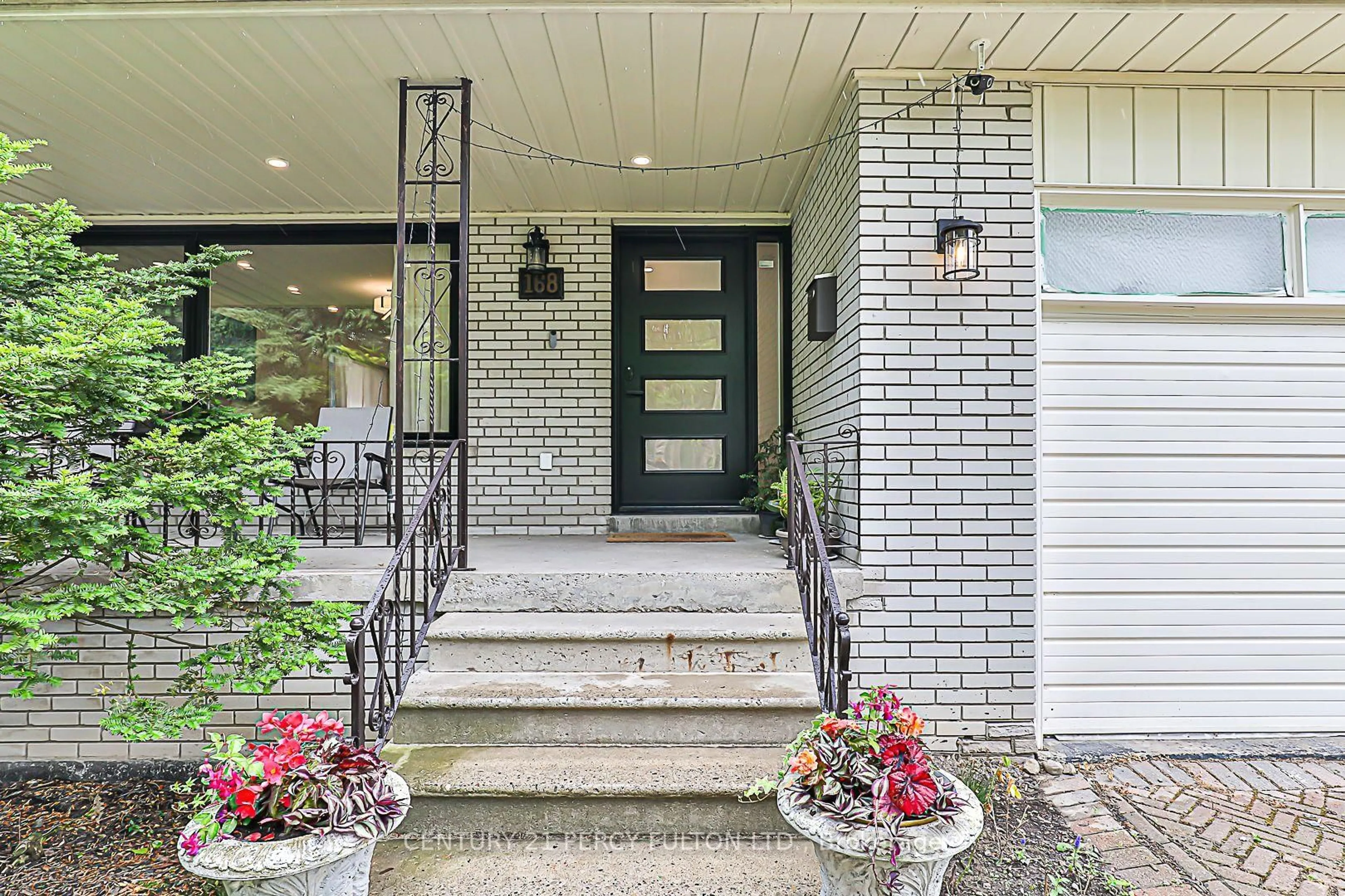 Indoor entryway for 168 Ruggles Ave, Richmond Hill Ontario L4C 1Y4
