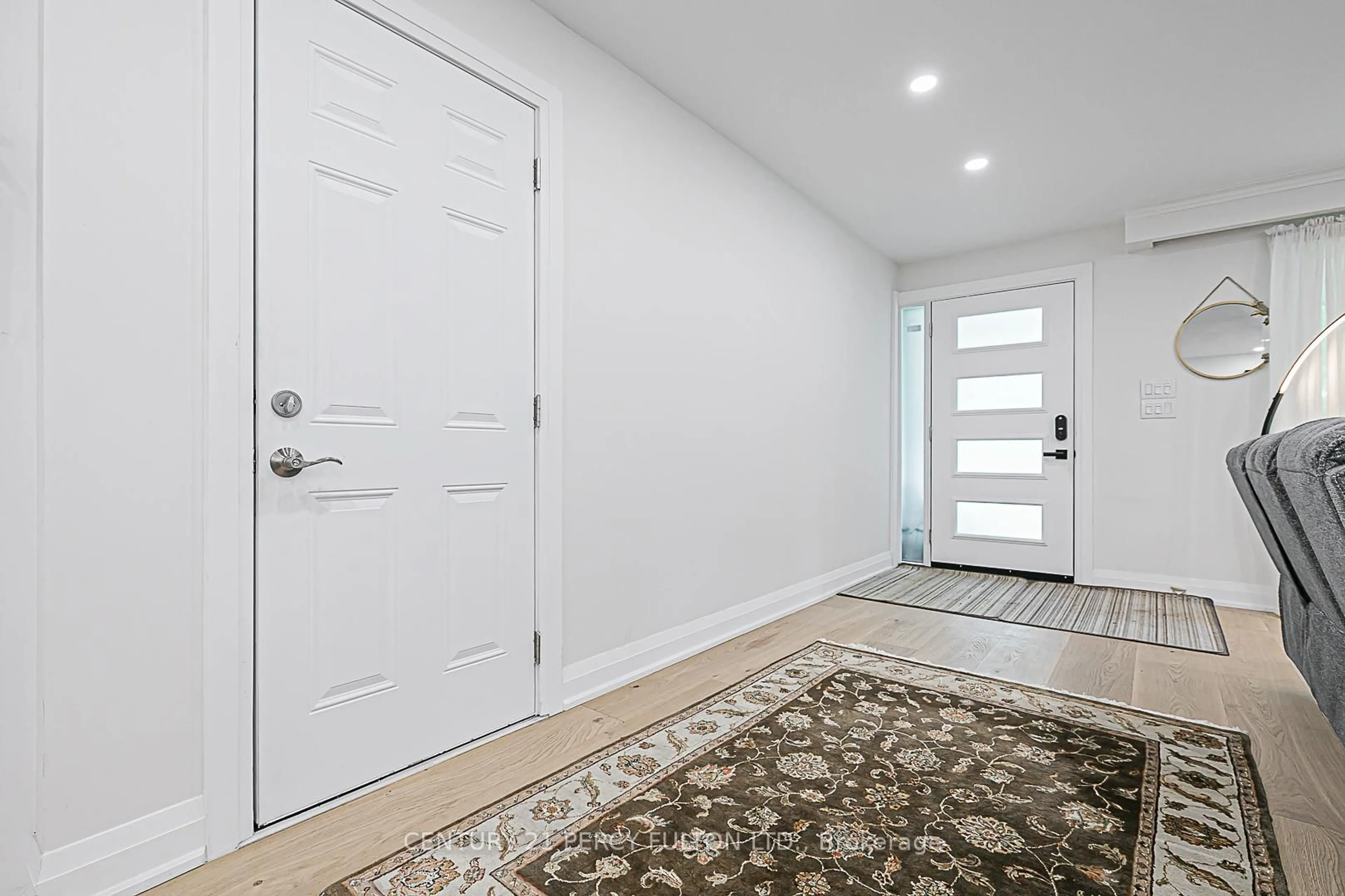 Indoor entryway for 168 Ruggles Ave, Richmond Hill Ontario L4C 1Y4