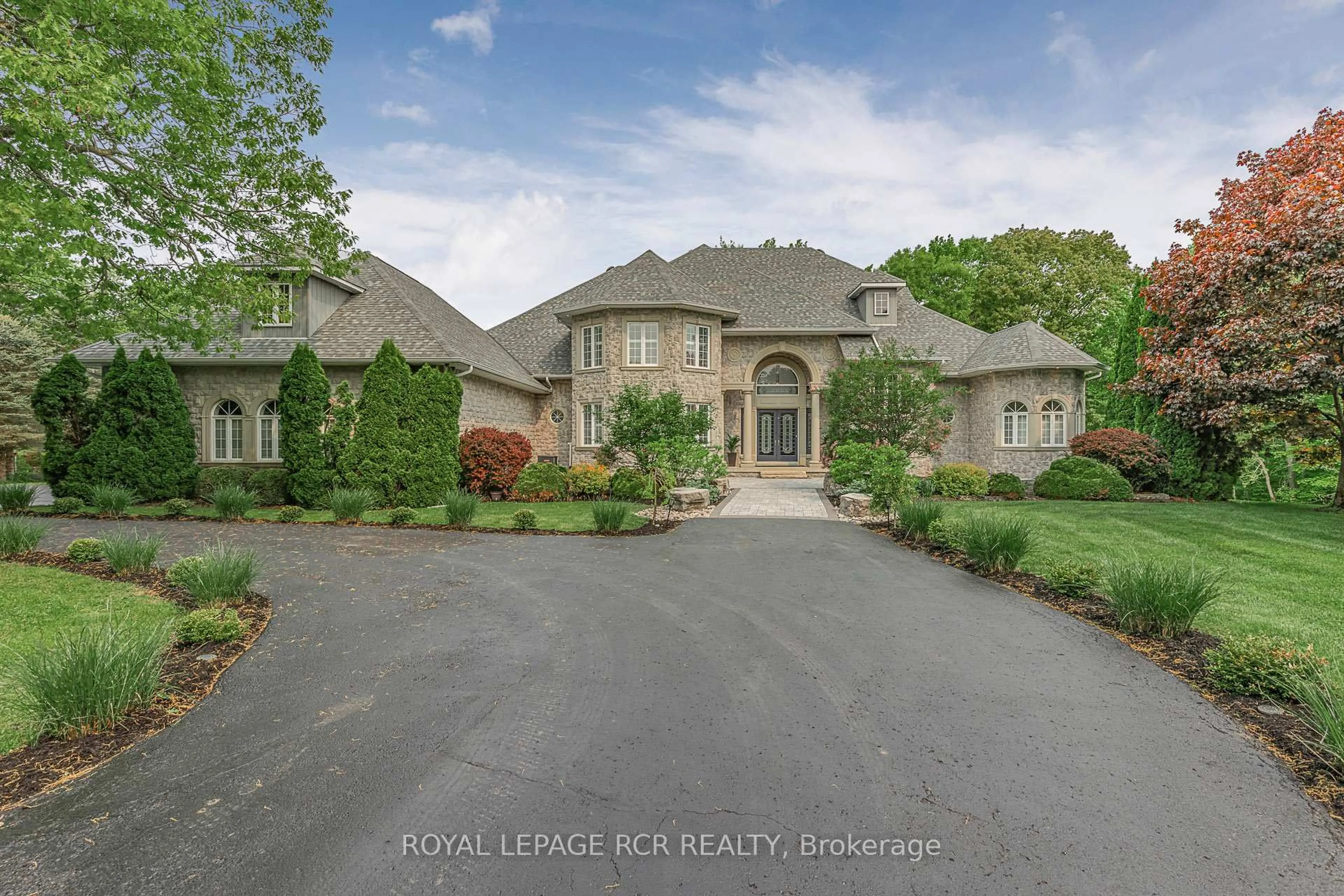 A pic from outside/outdoor area/front of a property/back of a property/a pic from drone, street for 12 Deer Ru, Uxbridge Ontario L9P 1R4