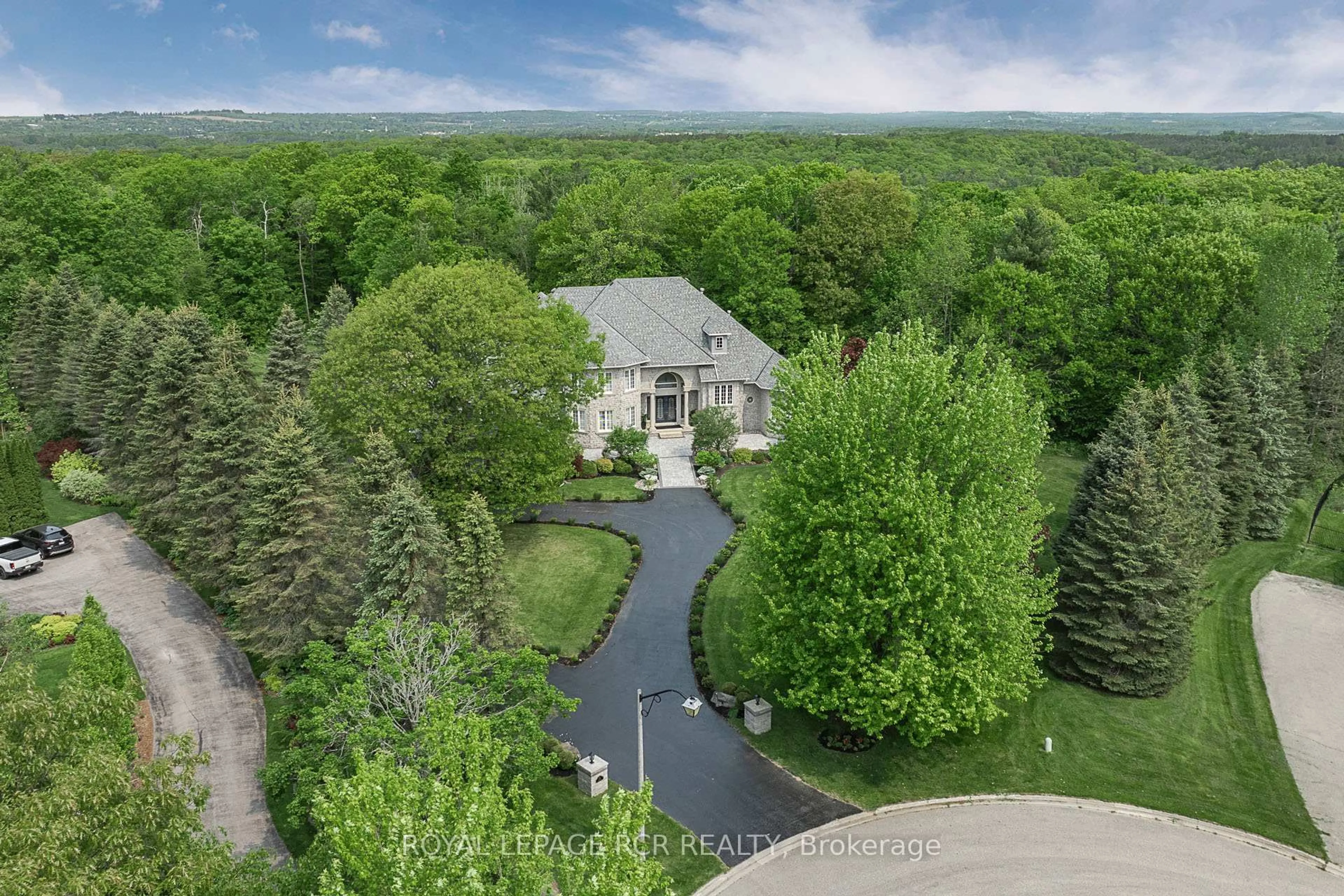 A pic from outside/outdoor area/front of a property/back of a property/a pic from drone, unknown for 12 Deer Ru, Uxbridge Ontario L9P 1R4