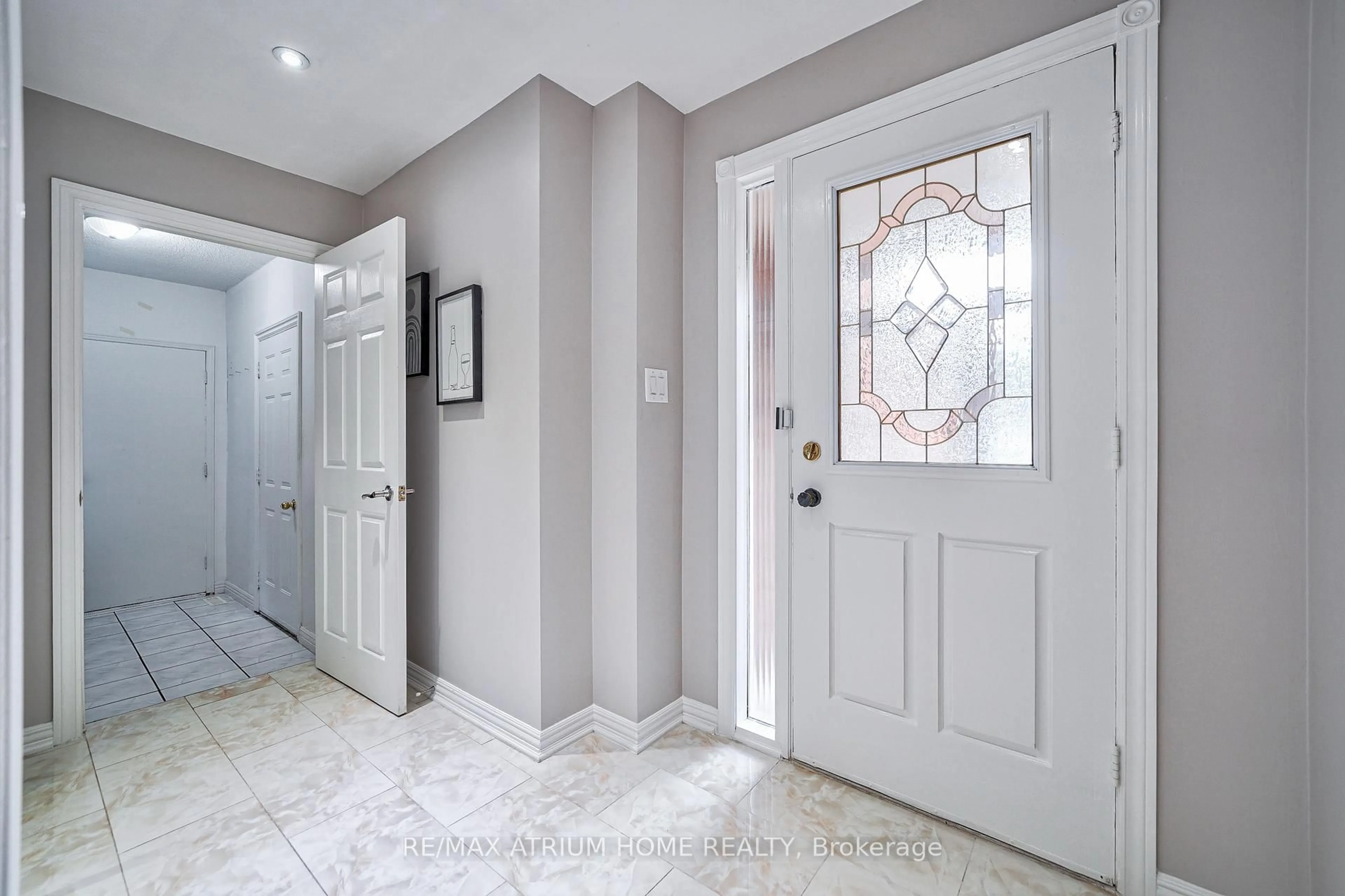 Indoor entryway for 10 Olivewood Dr, Markham Ontario L3S 3E3