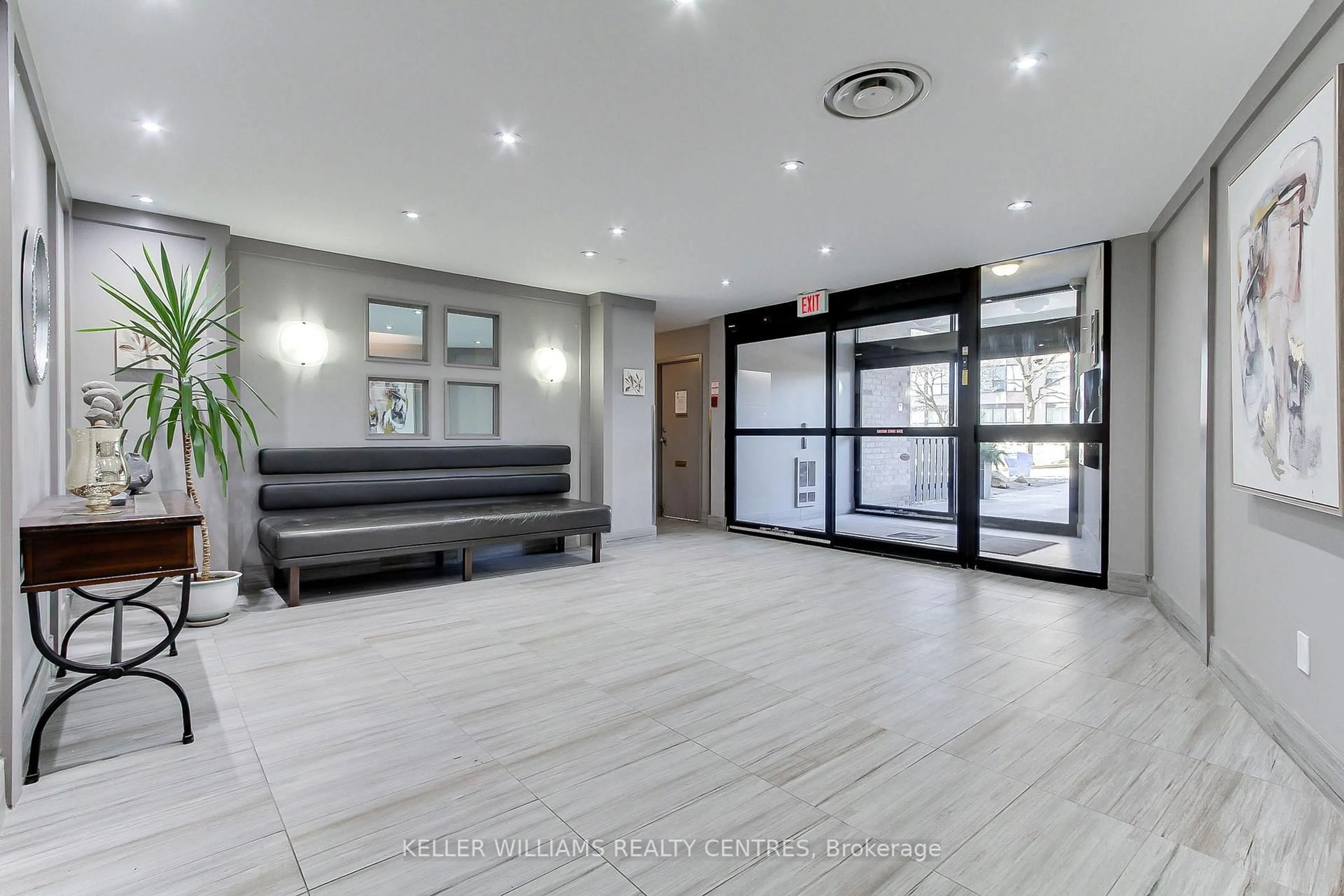 Indoor foyer for 260 Davis Dr #408, Newmarket Ontario L3Y 7C3