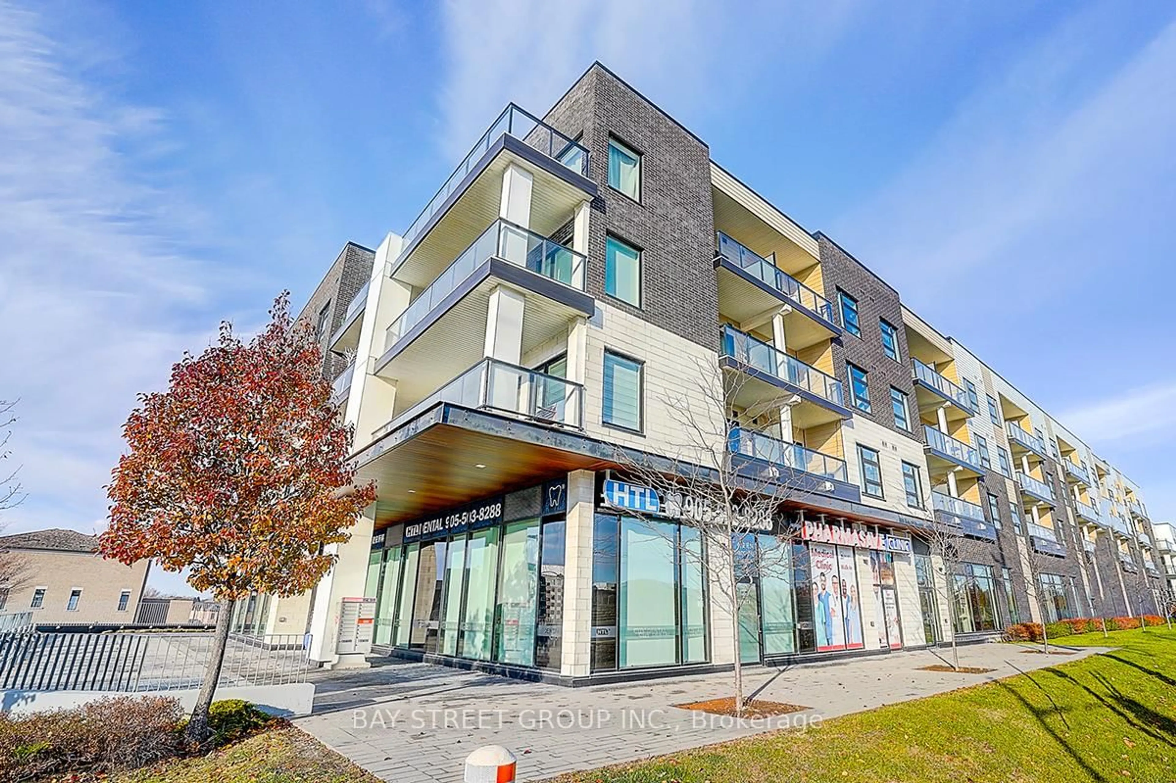 Patio, building for 555 WILLIAM GRAHAM Dr #428, Aurora Ontario L4G 3H9