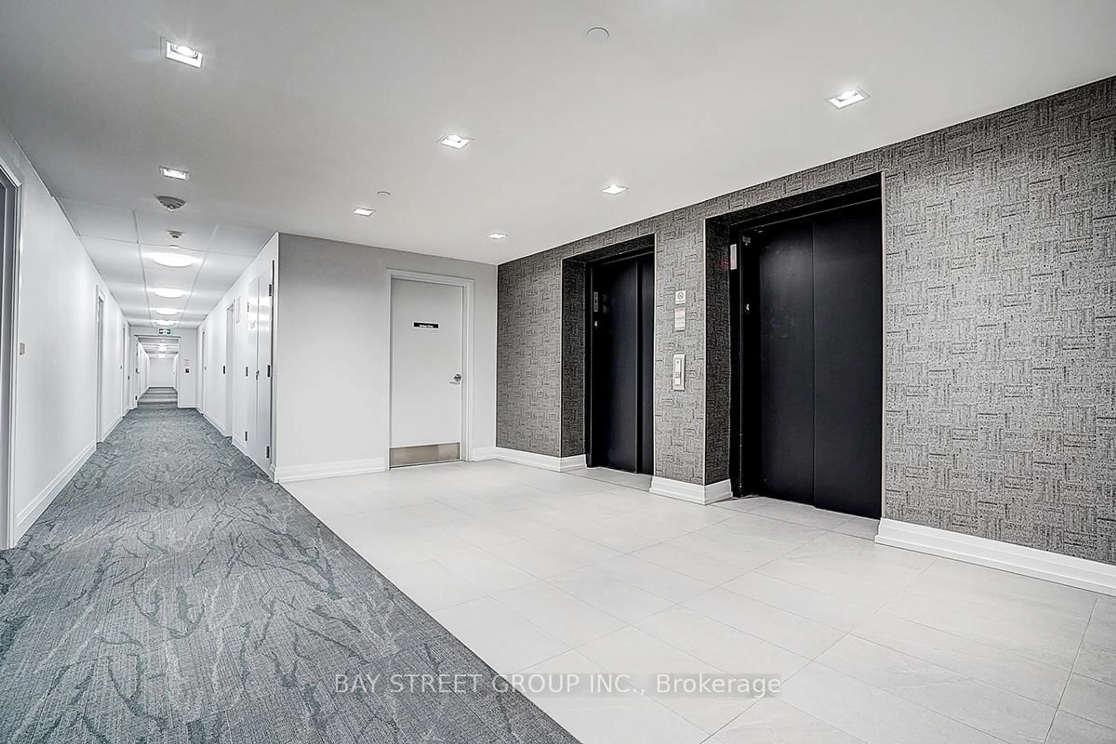 Indoor foyer for 555 WILLIAM GRAHAM Dr #428, Aurora Ontario L4G 3H9