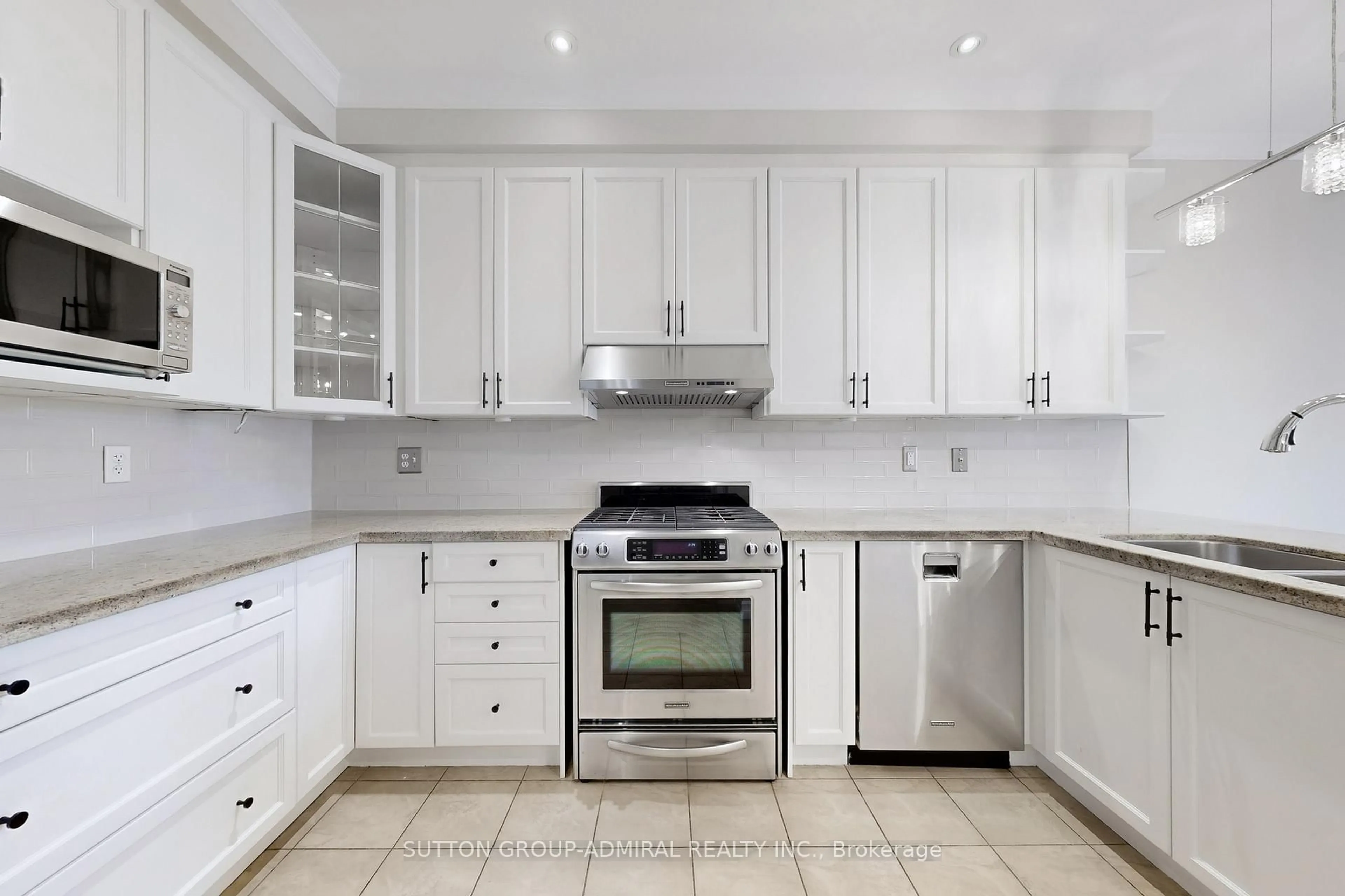 Standard kitchen, ceramic/tile floor for 106 Big Hill Cres, Vaughan Ontario L6A 4K7