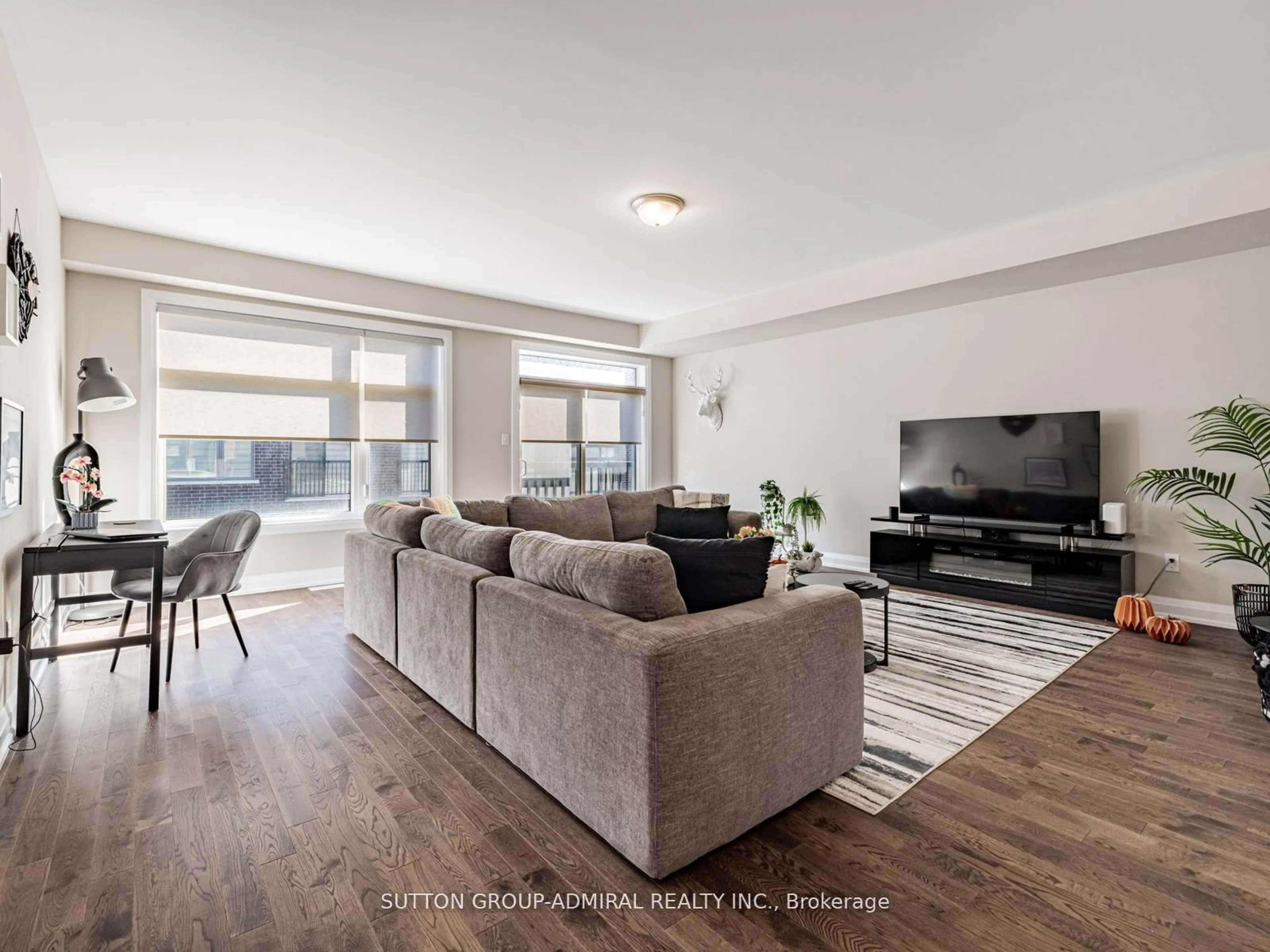 Living room with furniture, unknown for 915 Isaac Phillips Way, Newmarket Ontario L3X 2Y8