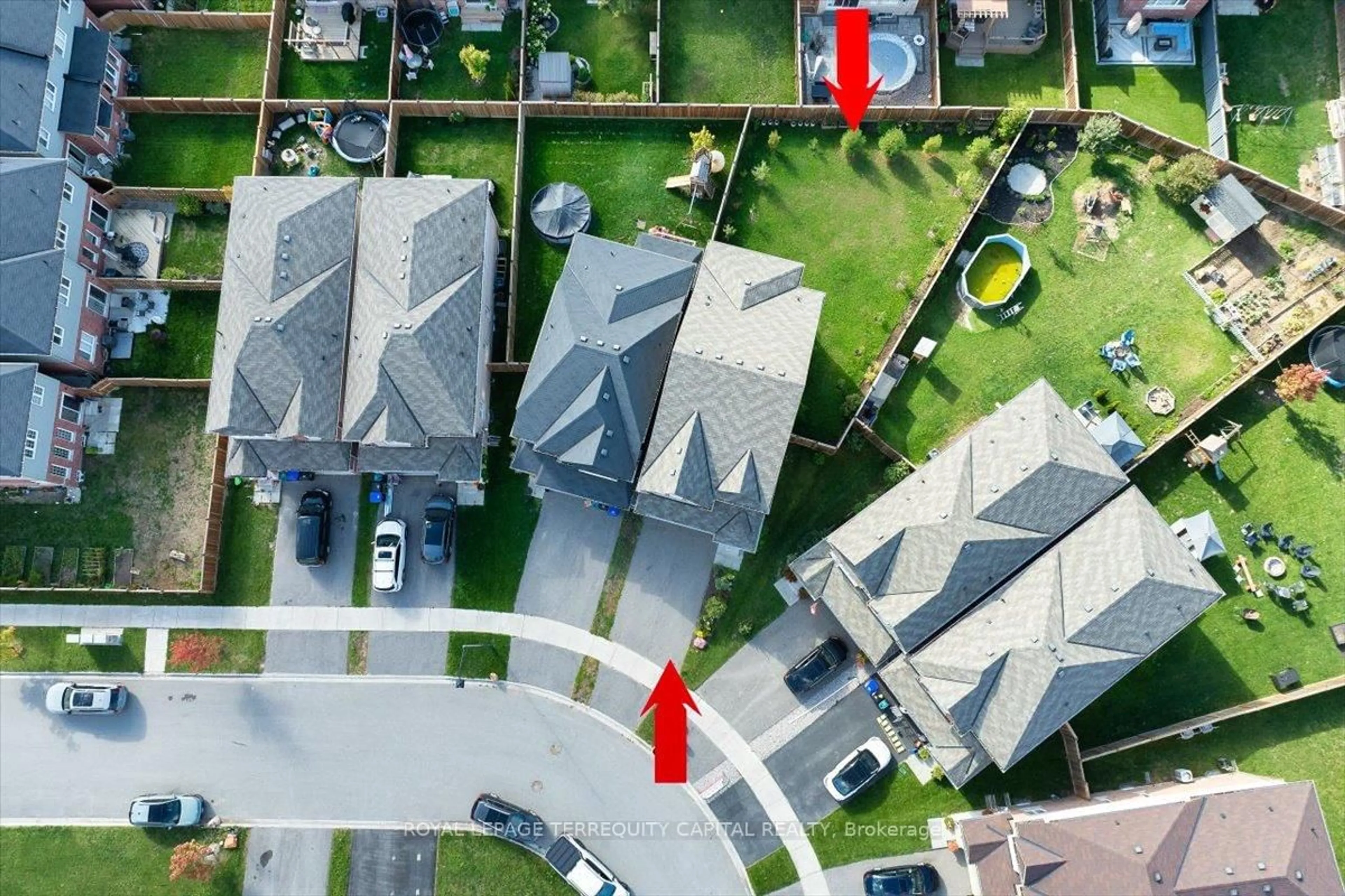 A pic from outside/outdoor area/front of a property/back of a property/a pic from drone, street for 38 Hutton Cres, Essa Ontario L3W 0R6