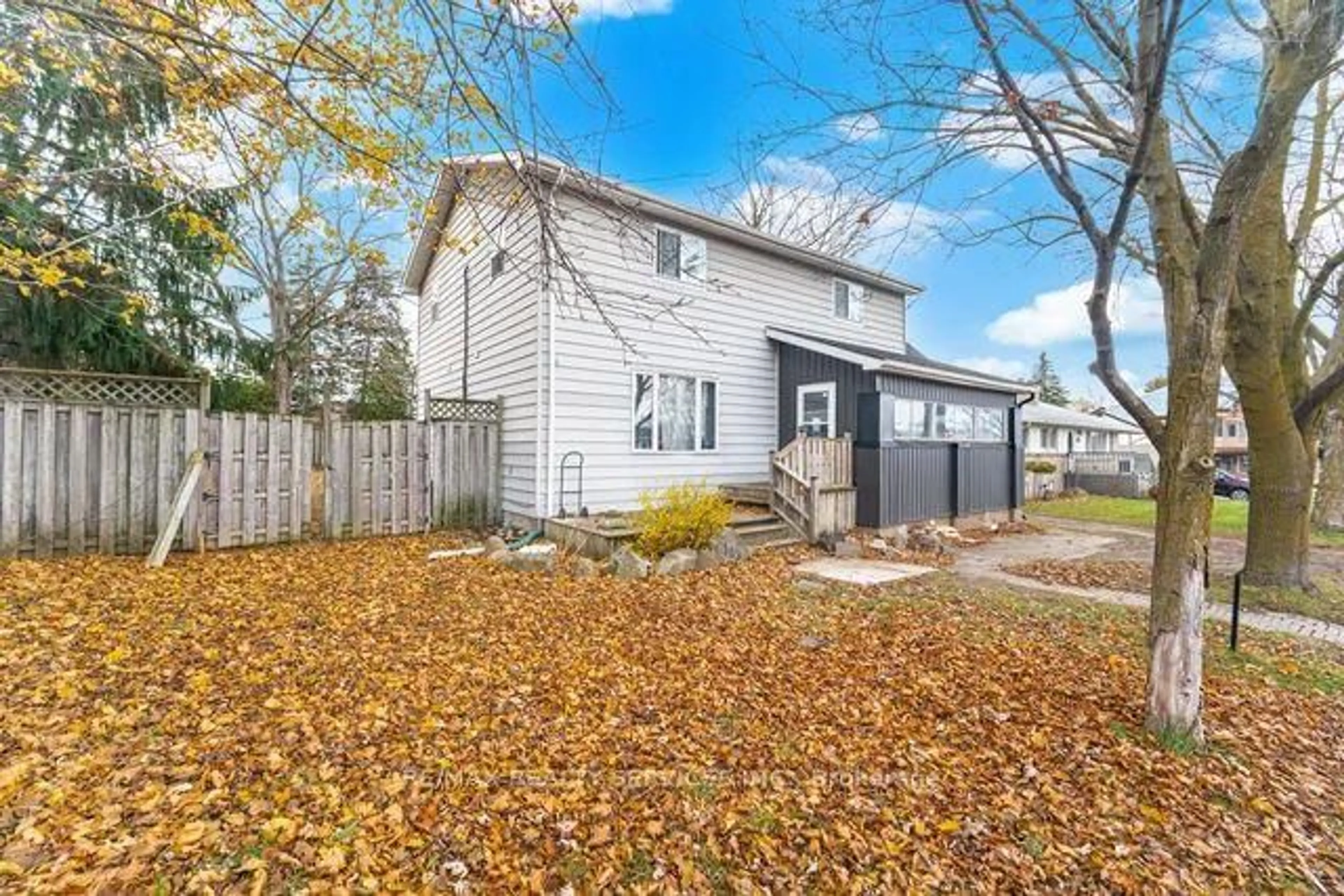 Home with vinyl exterior material, street for 102 Queen St, New Tecumseth Ontario L0G 1W0