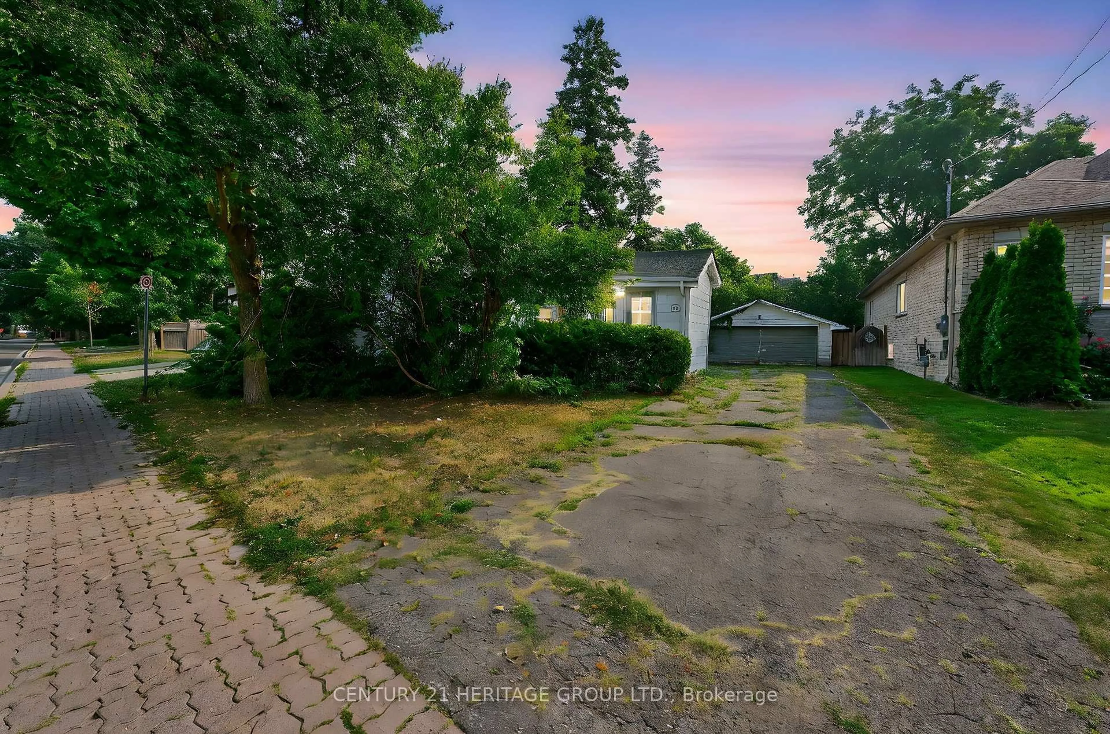 A pic from outside/outdoor area/front of a property/back of a property/a pic from drone, street for 117 Lucas St, Richmond Hill Ontario L4C 4P4