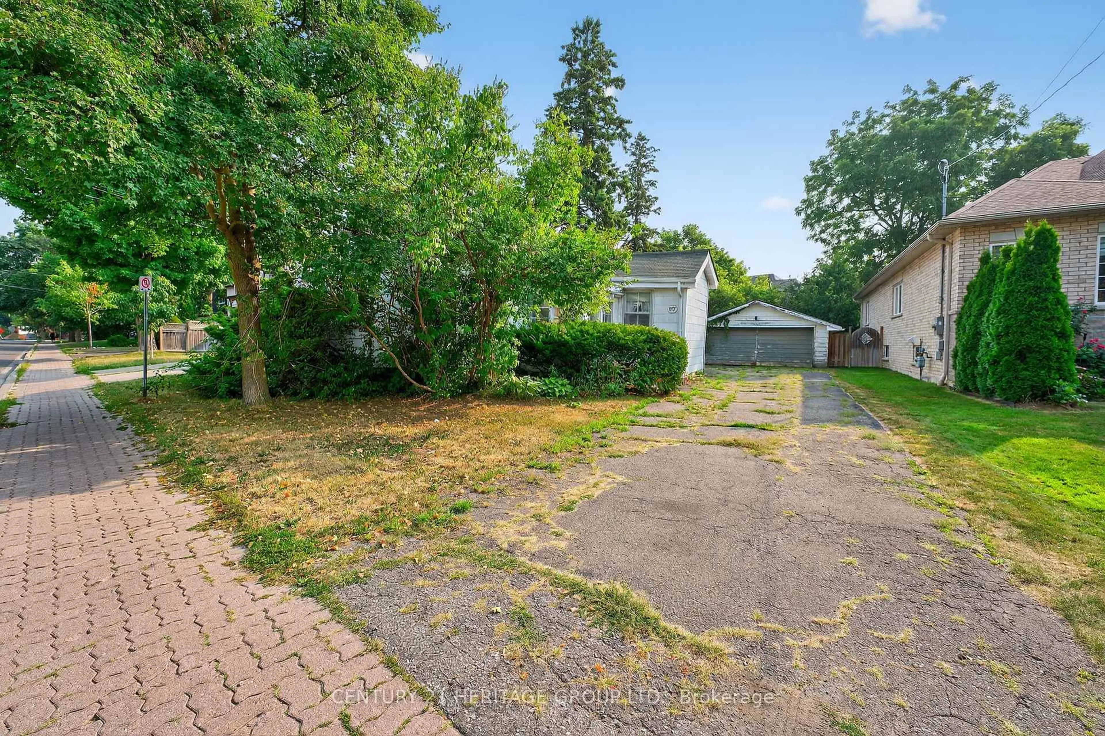 A pic from outside/outdoor area/front of a property/back of a property/a pic from drone, street for 117 Lucas St, Richmond Hill Ontario L4C 4P4