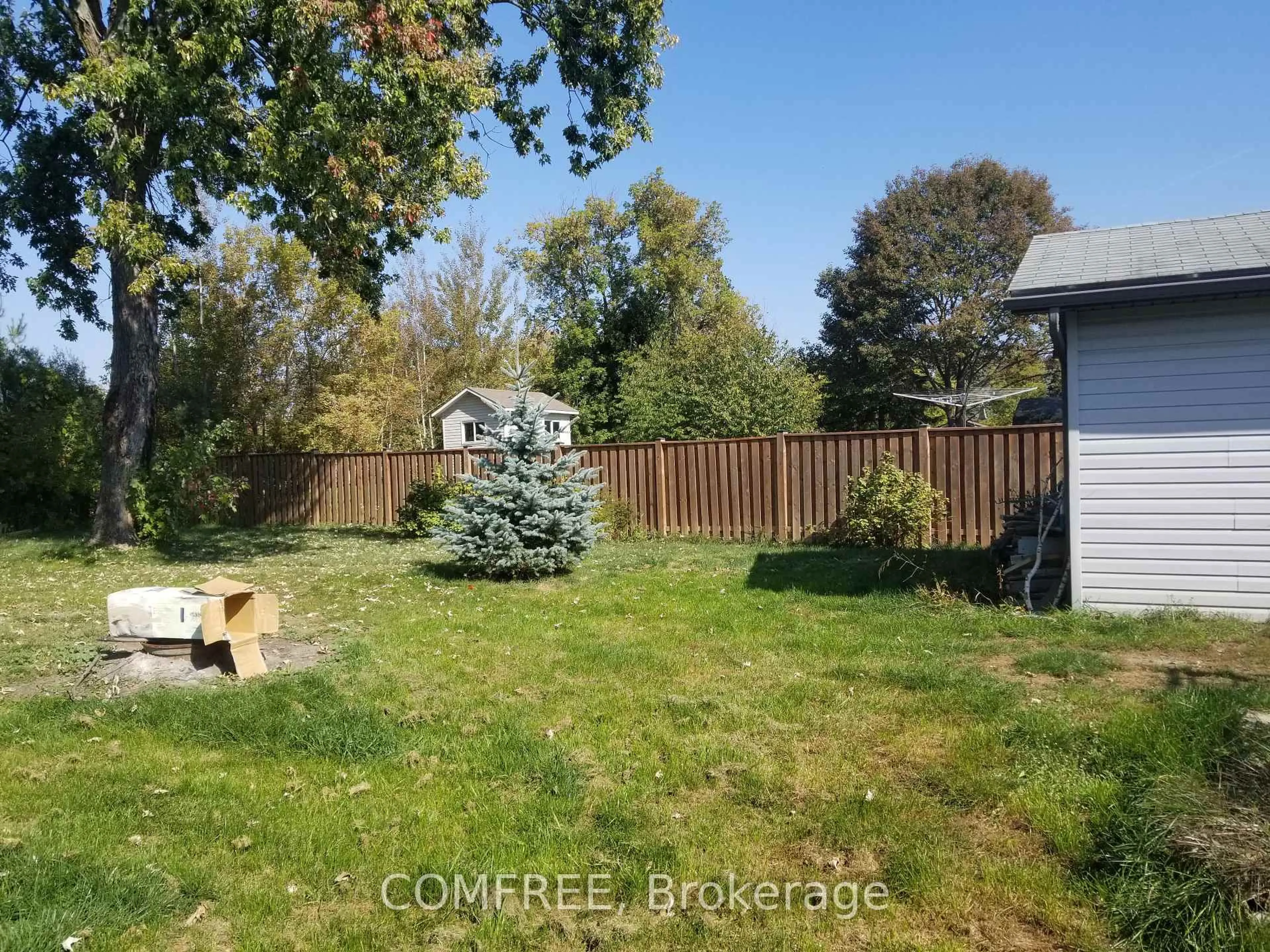 A pic from outside/outdoor area/front of a property/back of a property/a pic from drone, unknown for 1978 Victoria St, Innisfil Ontario L9S 1K2