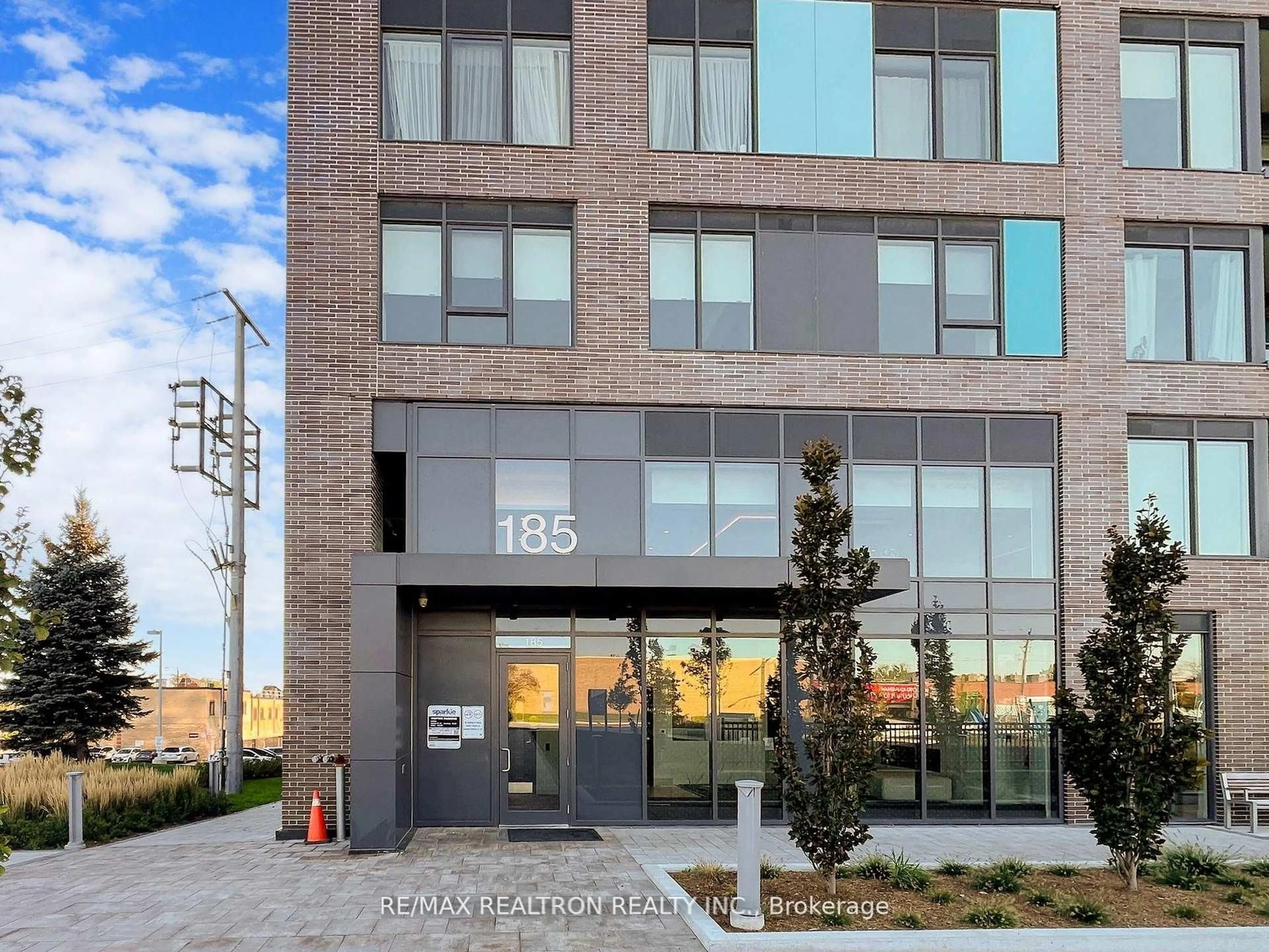 Home with brick exterior material, building for 185 Deerfield Rd #415, Newmarket Ontario L3Y 0G7