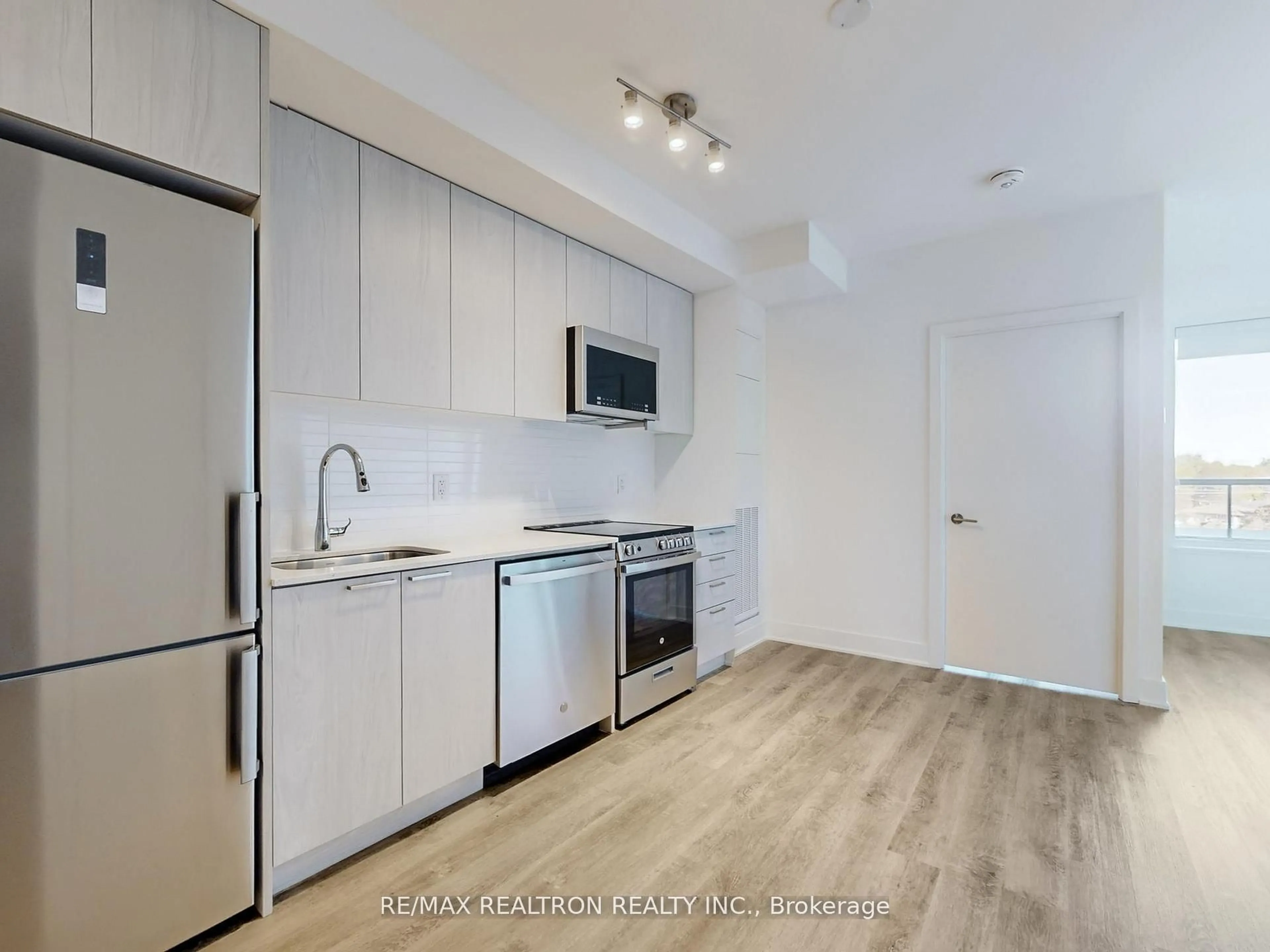 Standard kitchen, wood/laminate floor for 185 Deerfield Rd #415, Newmarket Ontario L3Y 0G7