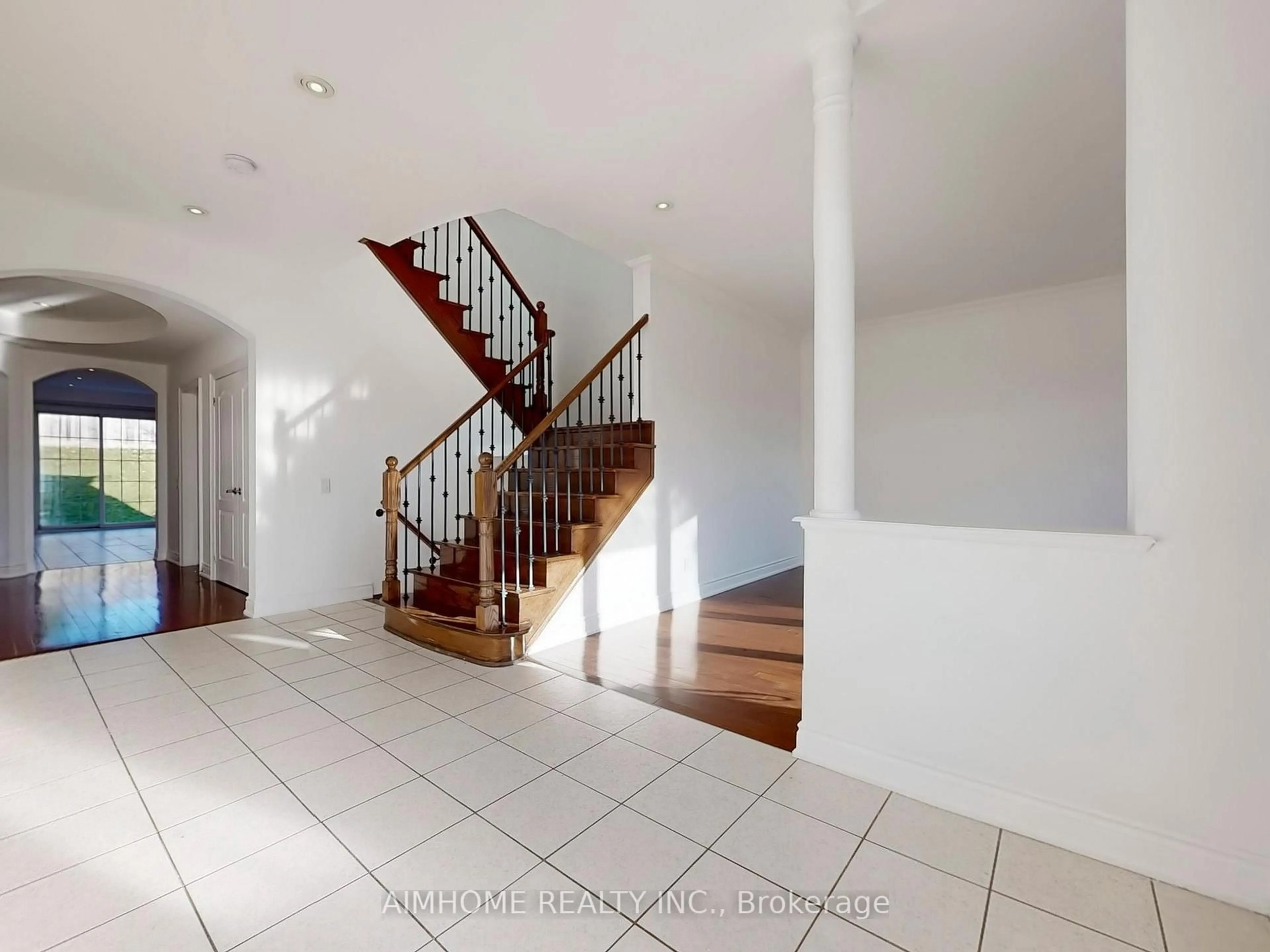 Indoor foyer for 12 Sweet Valerie Crt, Vaughan Ontario L6A 0C6