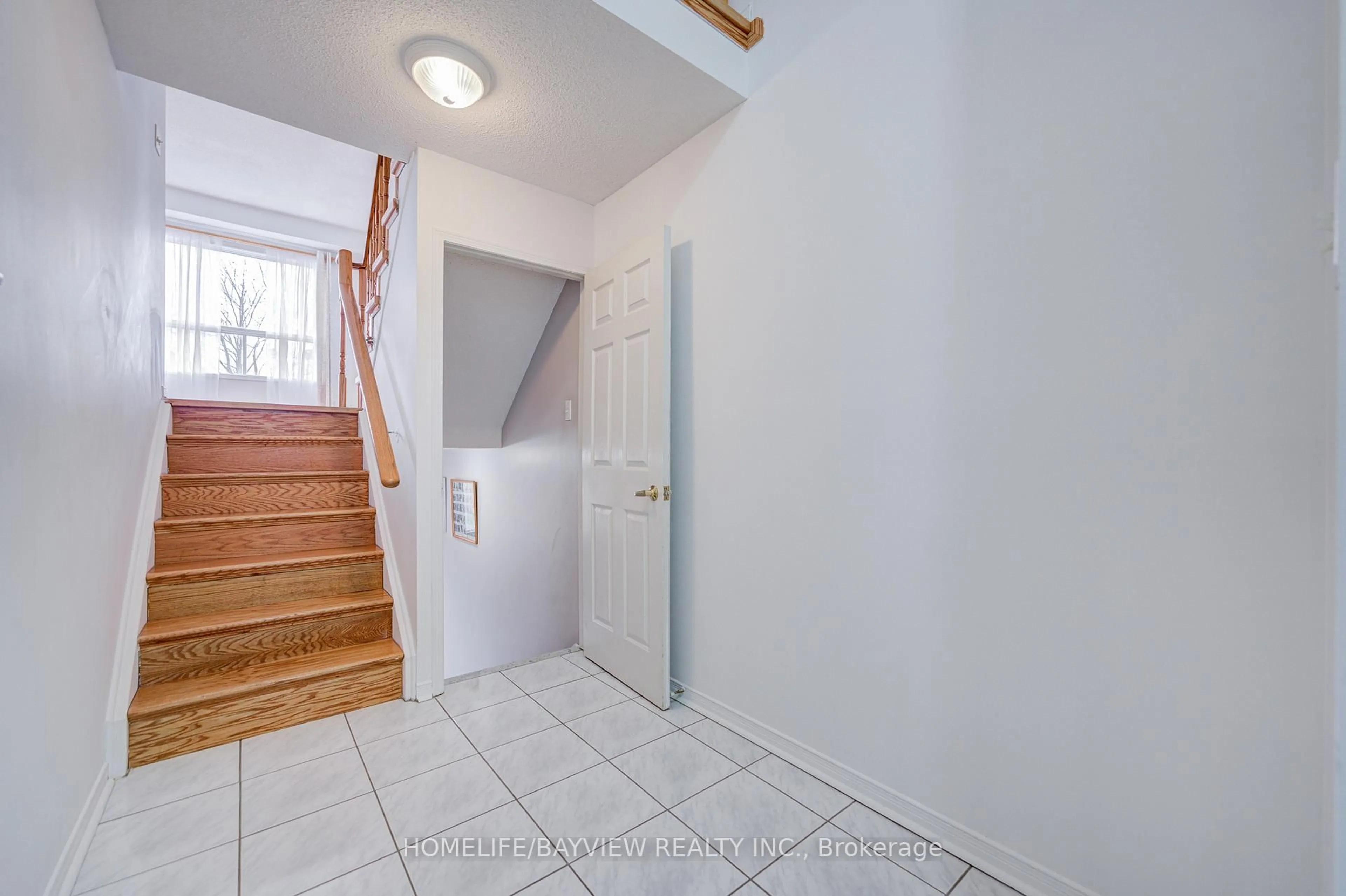 Indoor entryway for 15 Bowler St, Aurora Ontario L4G 7J2