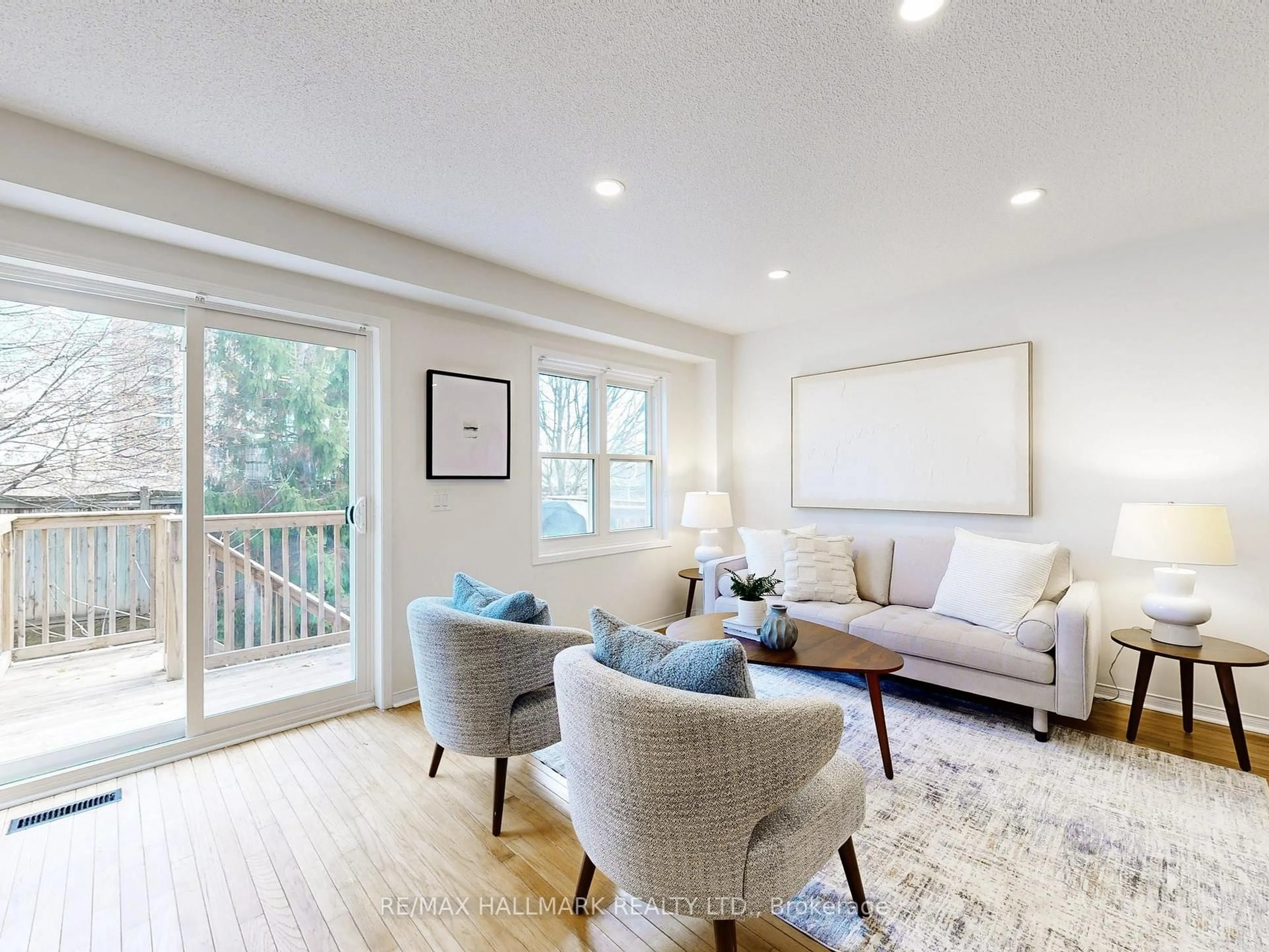 Living room with furniture, wood/laminate floor for 51 Northern Heights Dr #20B, Richmond Hill Ontario L4B 4C9