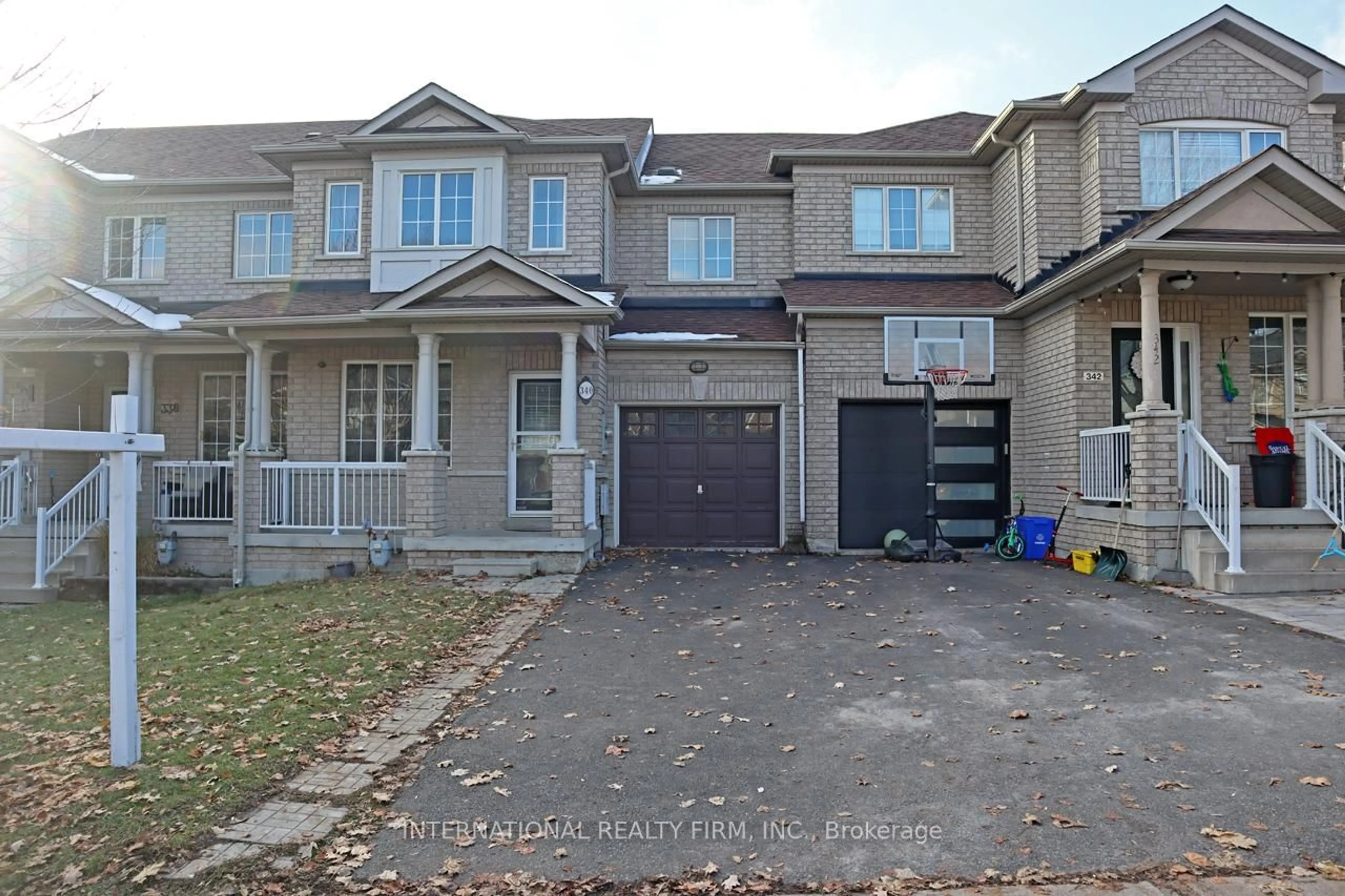 A pic from outside/outdoor area/front of a property/back of a property/a pic from drone, street for 340 Flagstone Way, Newmarket Ontario L3X 2R8