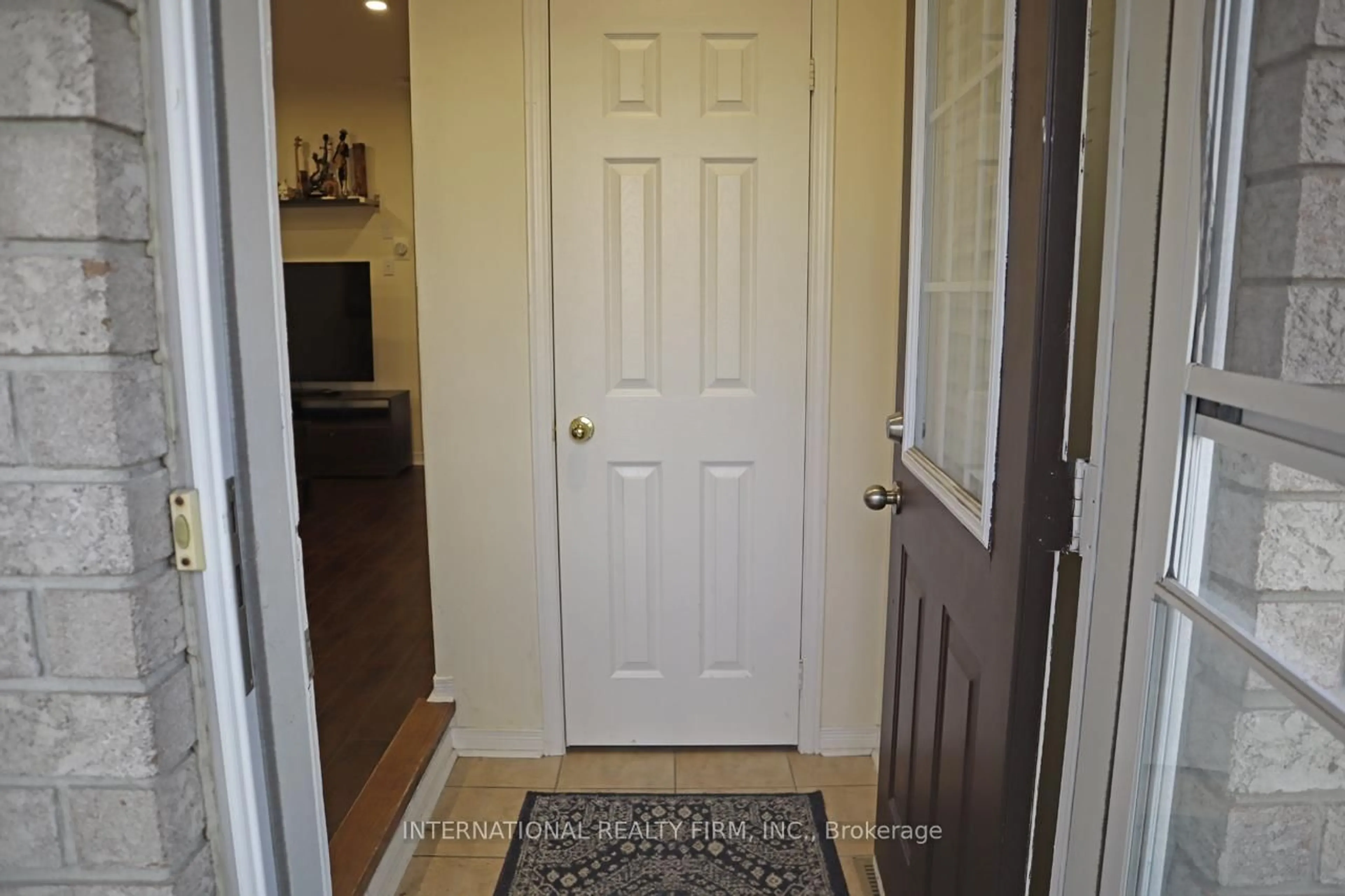 Indoor entryway for 340 Flagstone Way, Newmarket Ontario L3X 2R8