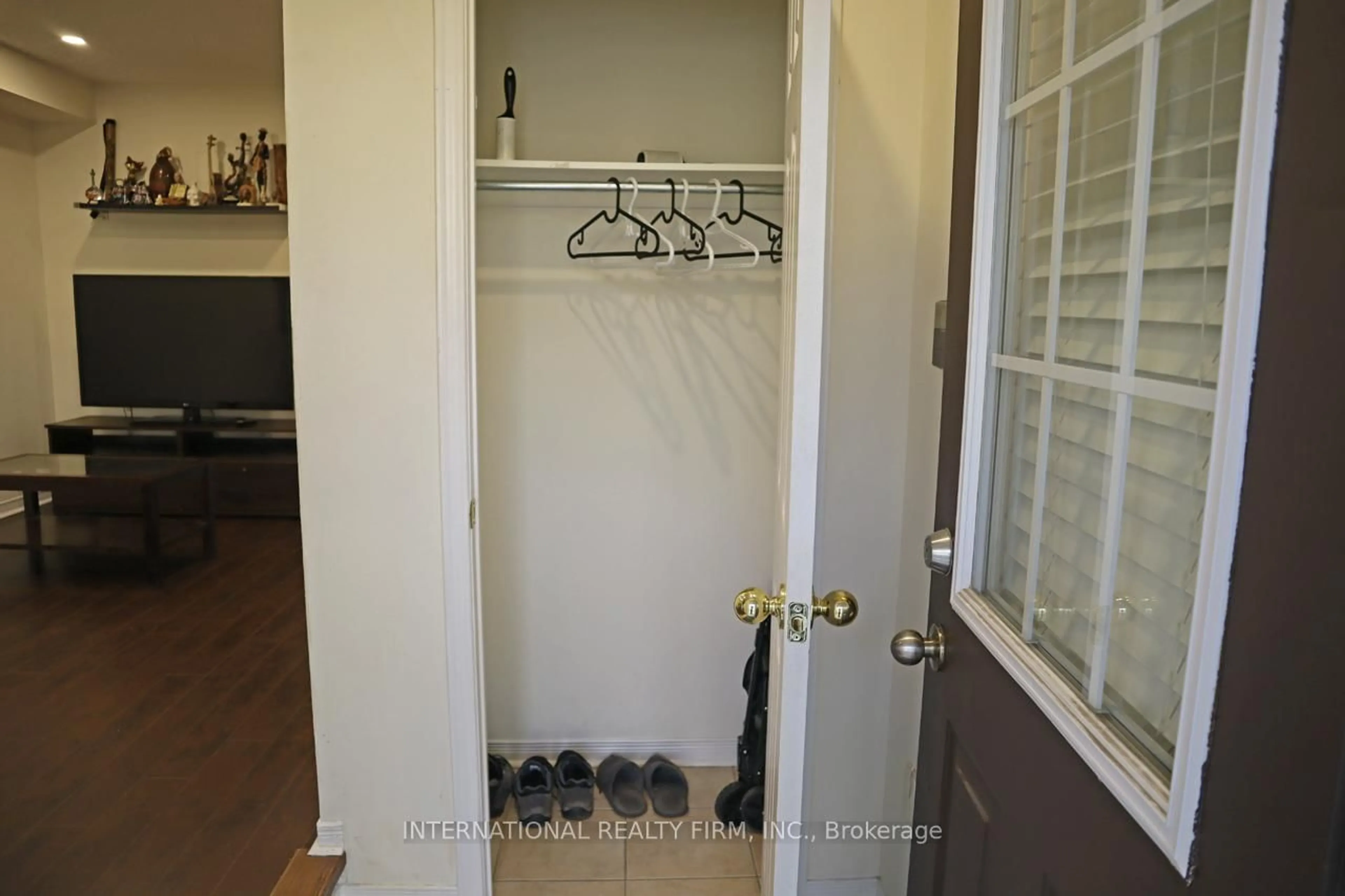 Indoor entryway for 340 Flagstone Way, Newmarket Ontario L3X 2R8