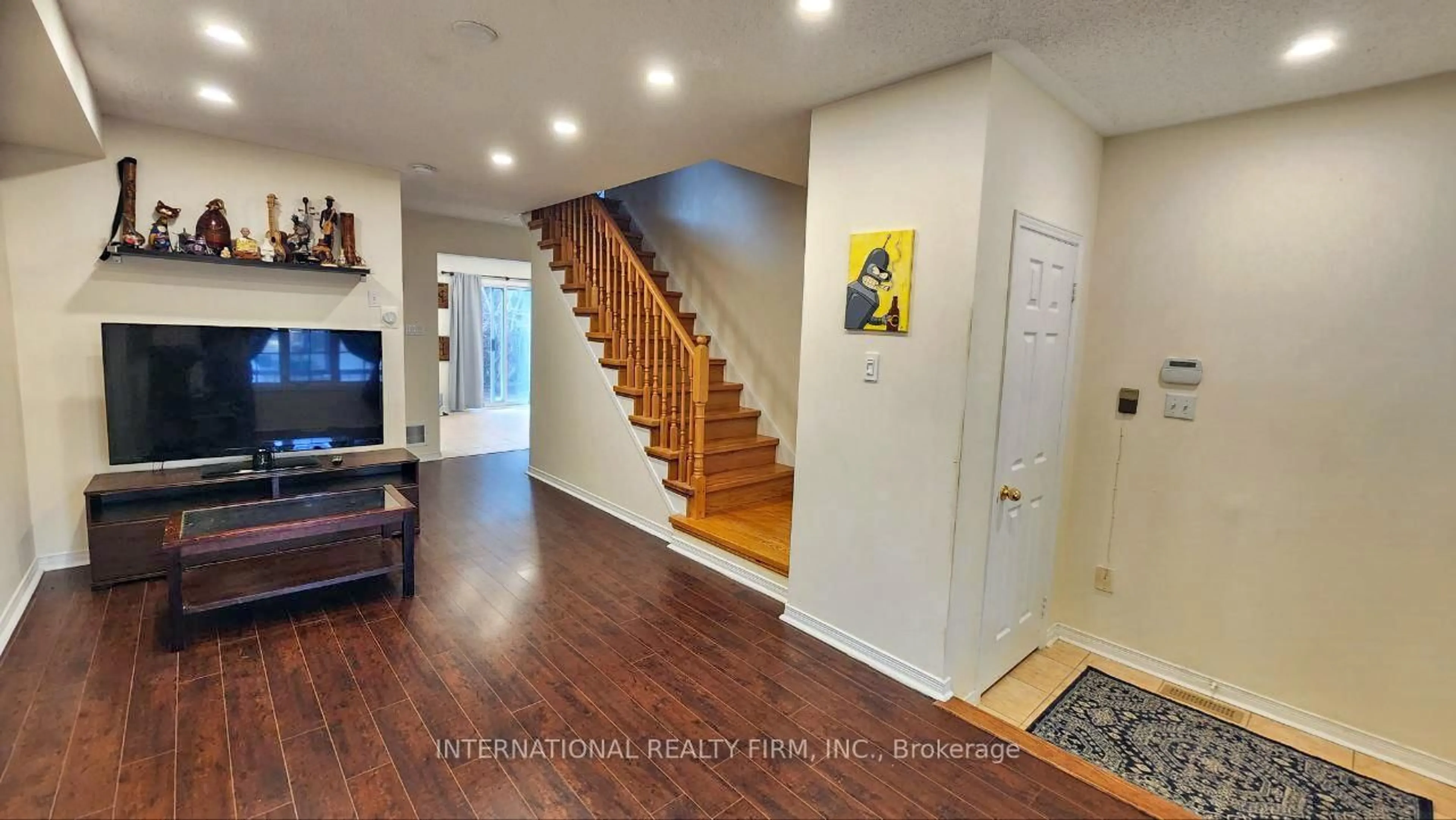 Indoor entryway for 340 Flagstone Way, Newmarket Ontario L3X 2R8