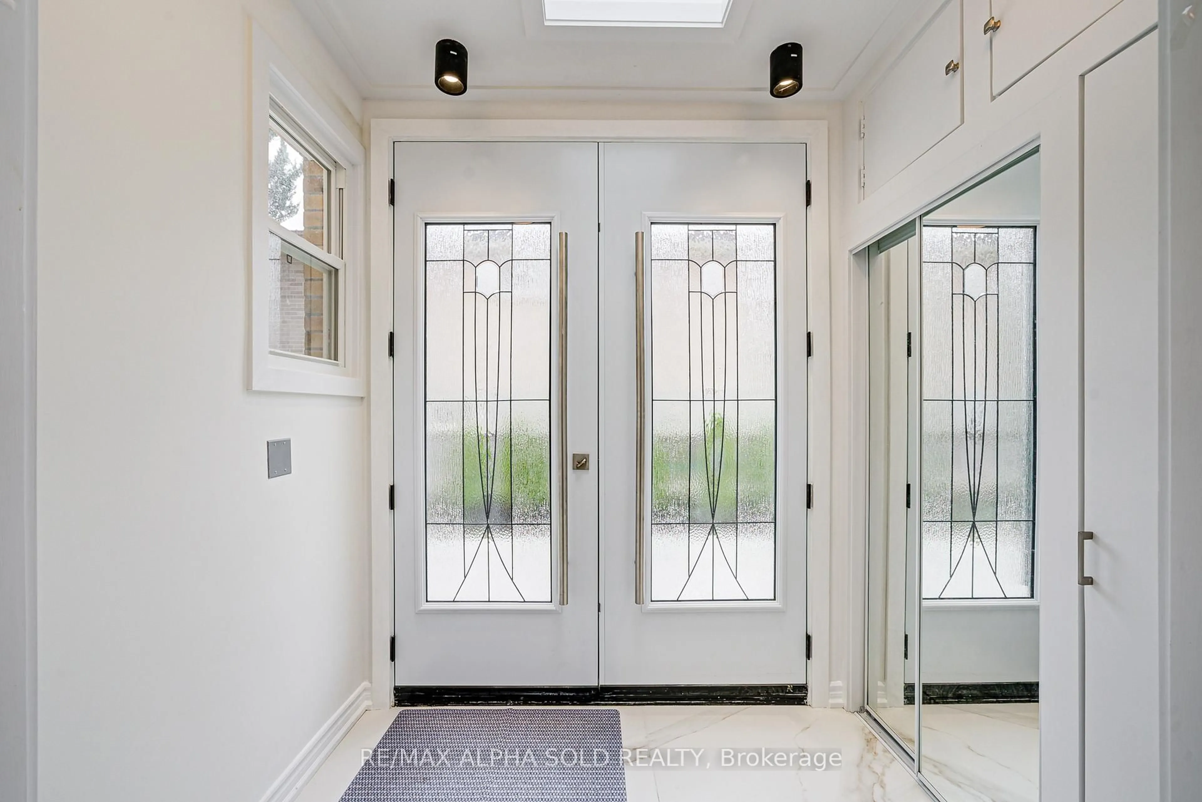 Indoor entryway for 16 Arrowflight Dr, Markham Ontario L3P 1S1