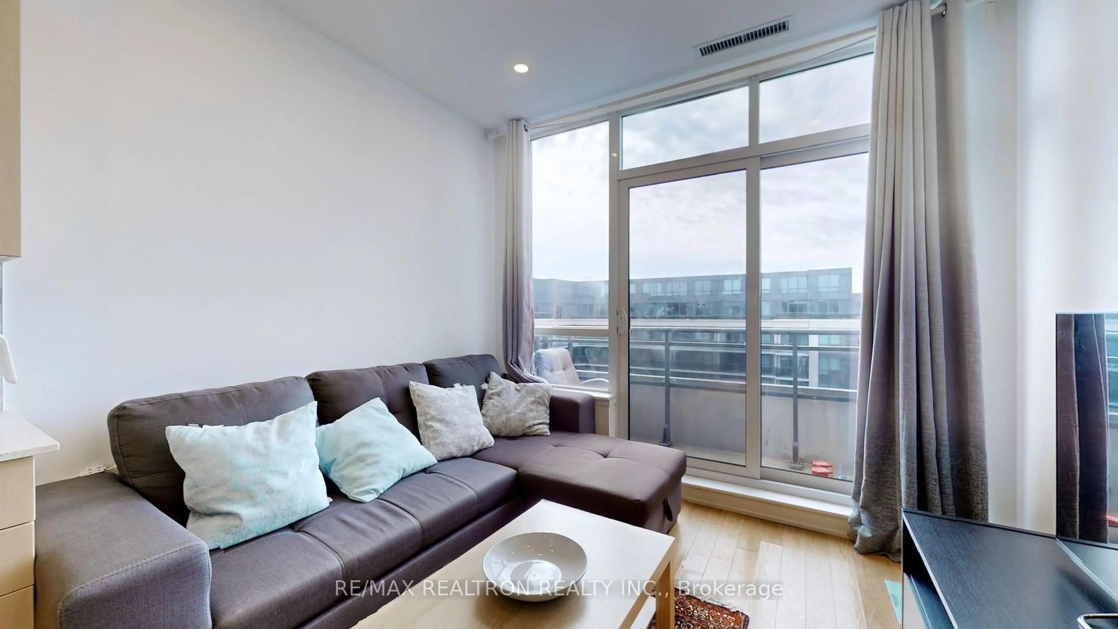 Living room with furniture, wood/laminate floor for 376 Highway 7 #PH09, Richmond Hill Ontario L4B 0C7