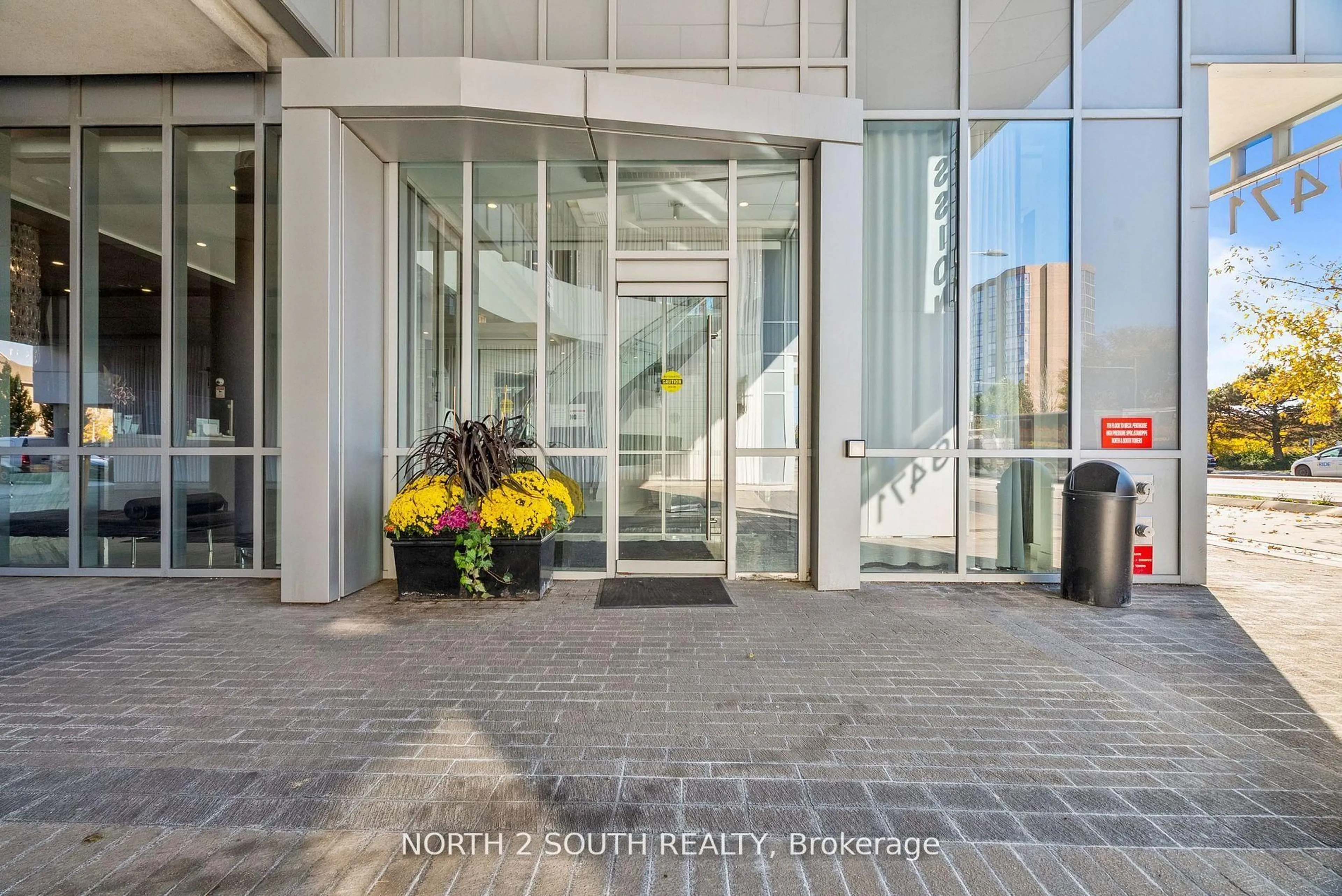 Indoor foyer for 9471 Yonge St #Lph08, Richmond Hill Ontario L4C 1V4