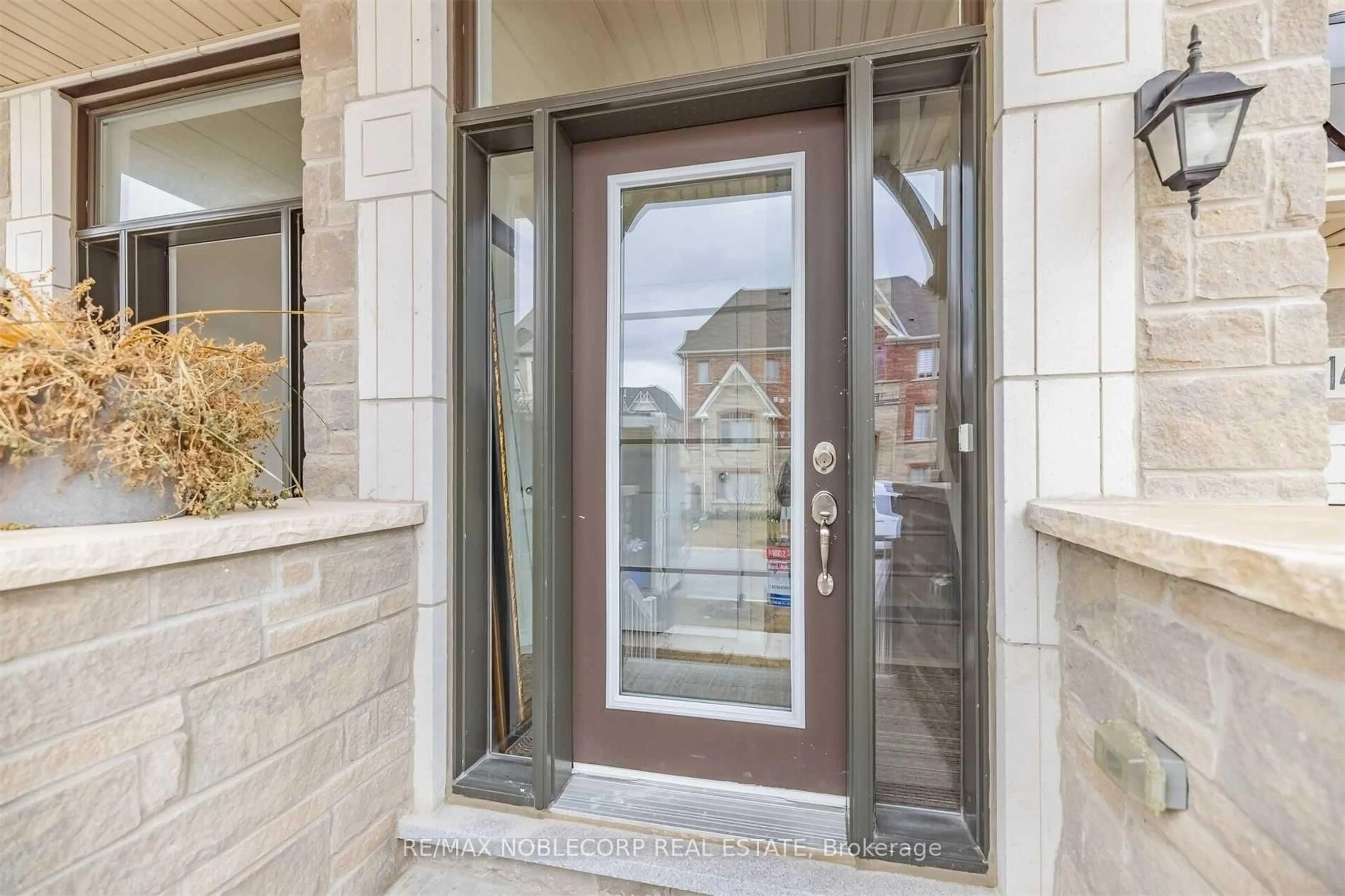 Indoor foyer for 144 Sunset Terr, Vaughan Ontario L4L 1A6