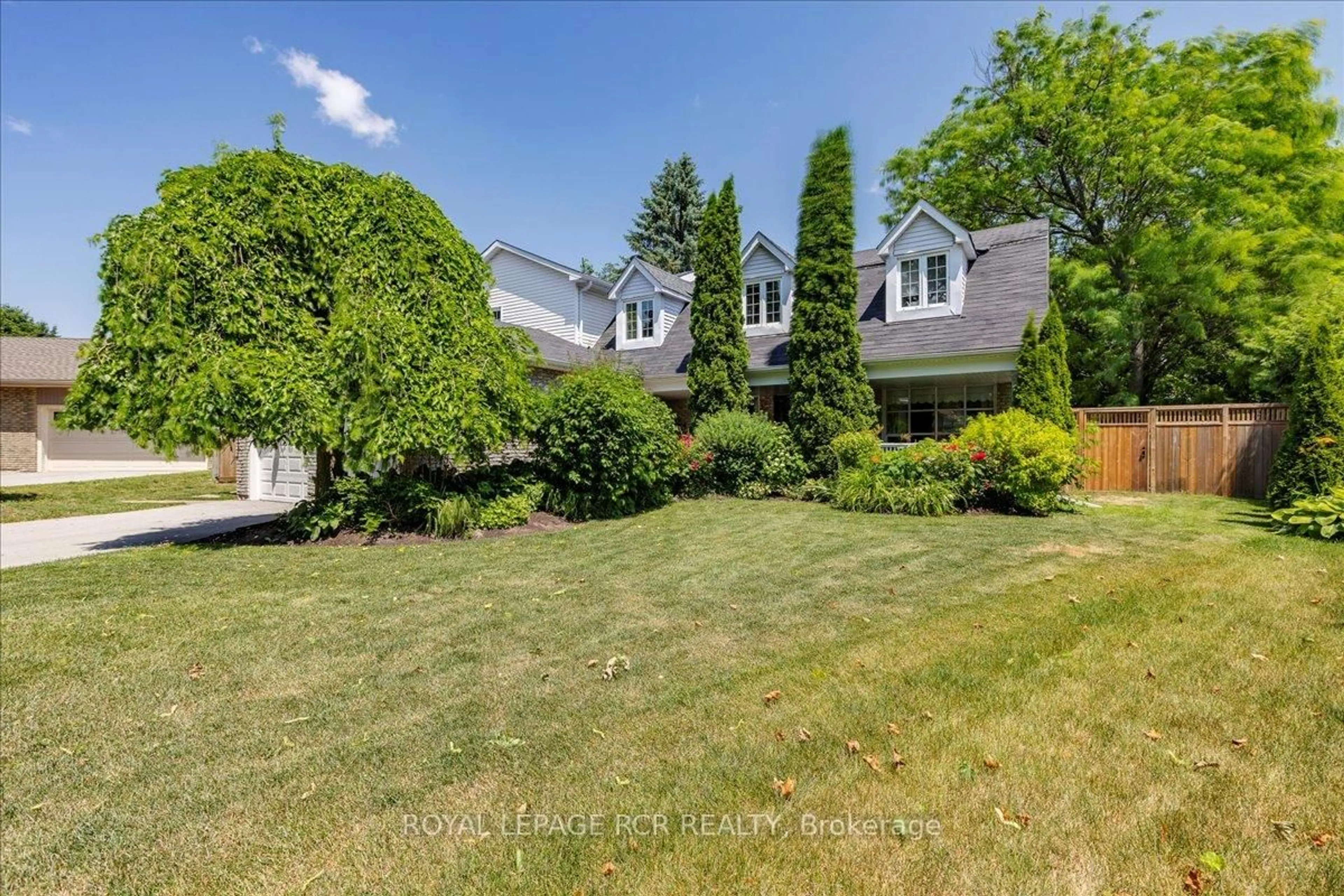 A pic from outside/outdoor area/front of a property/back of a property/a pic from drone, unknown for 55 Valley Mills Rd, East Gwillimbury Ontario L0G 1M0