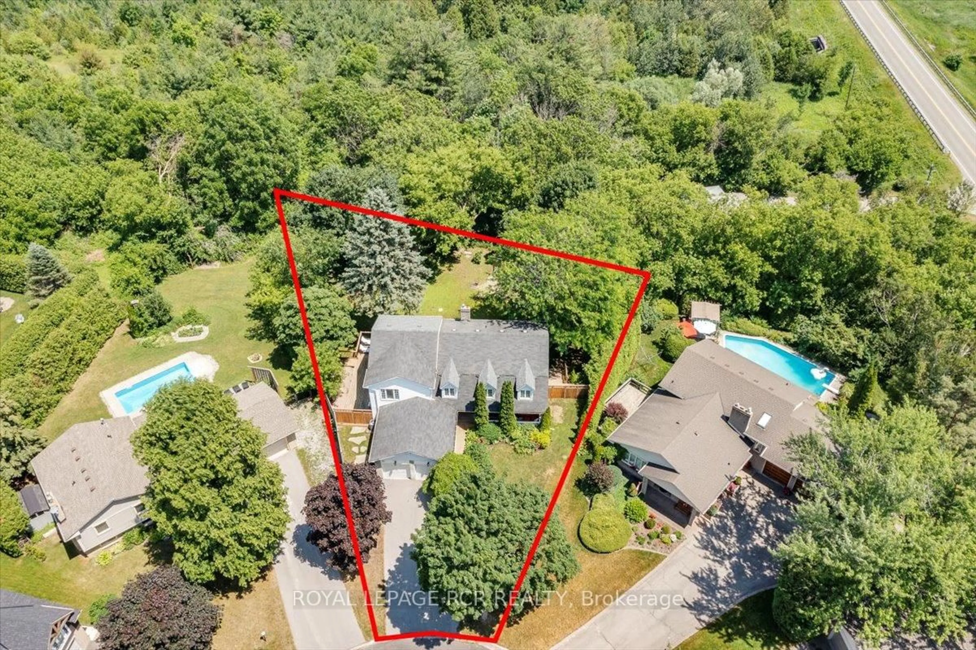 A pic from outside/outdoor area/front of a property/back of a property/a pic from drone, street for 55 Valley Mills Rd, East Gwillimbury Ontario L0G 1M0
