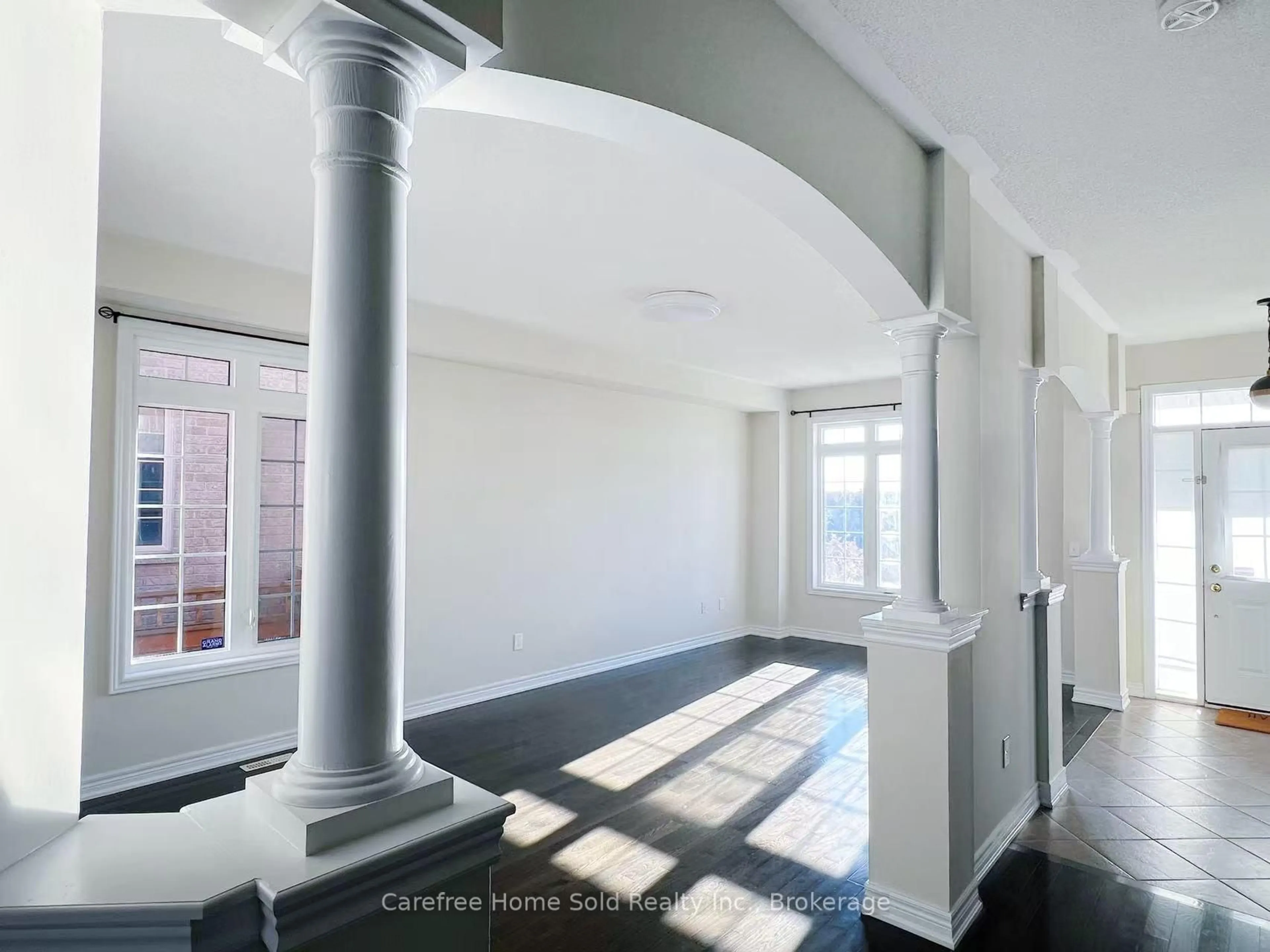 Indoor foyer for 33 Oakmoor Lane, Markham Ontario L6B 0P1