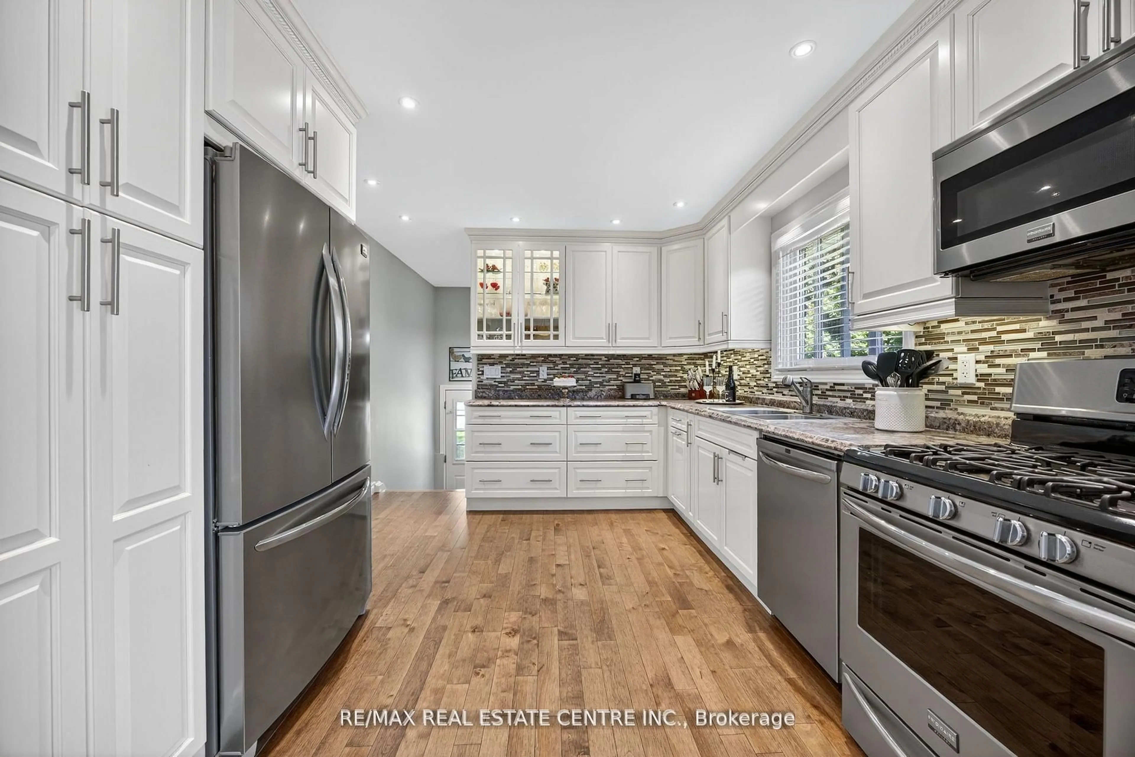 Open concept kitchen, unknown for 3047 Sandy Cove Dr, Innisfil Ontario L9S 2K1