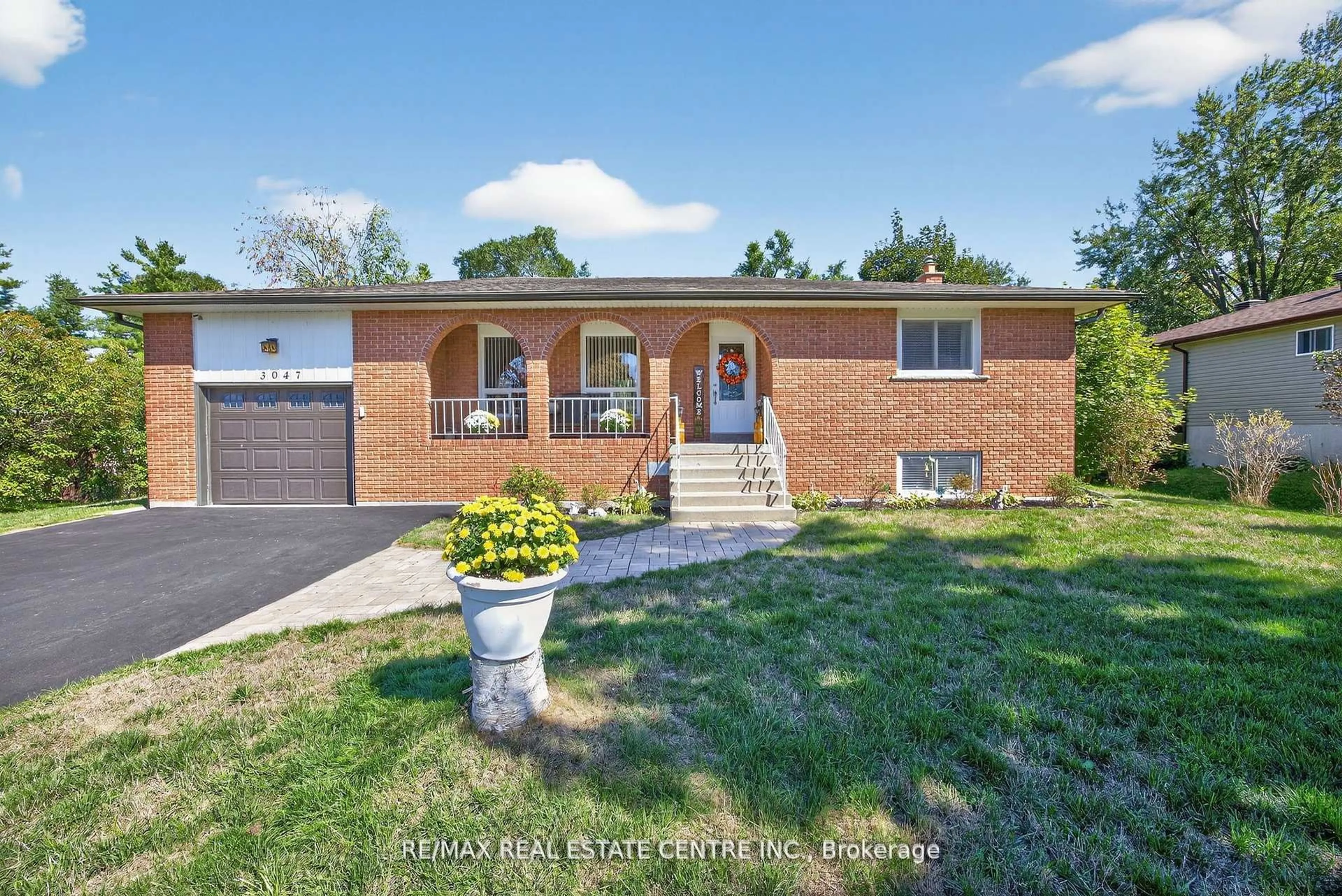 Home with brick exterior material, street for 3047 Sandy Cove Dr, Innisfil Ontario L9S 2K1