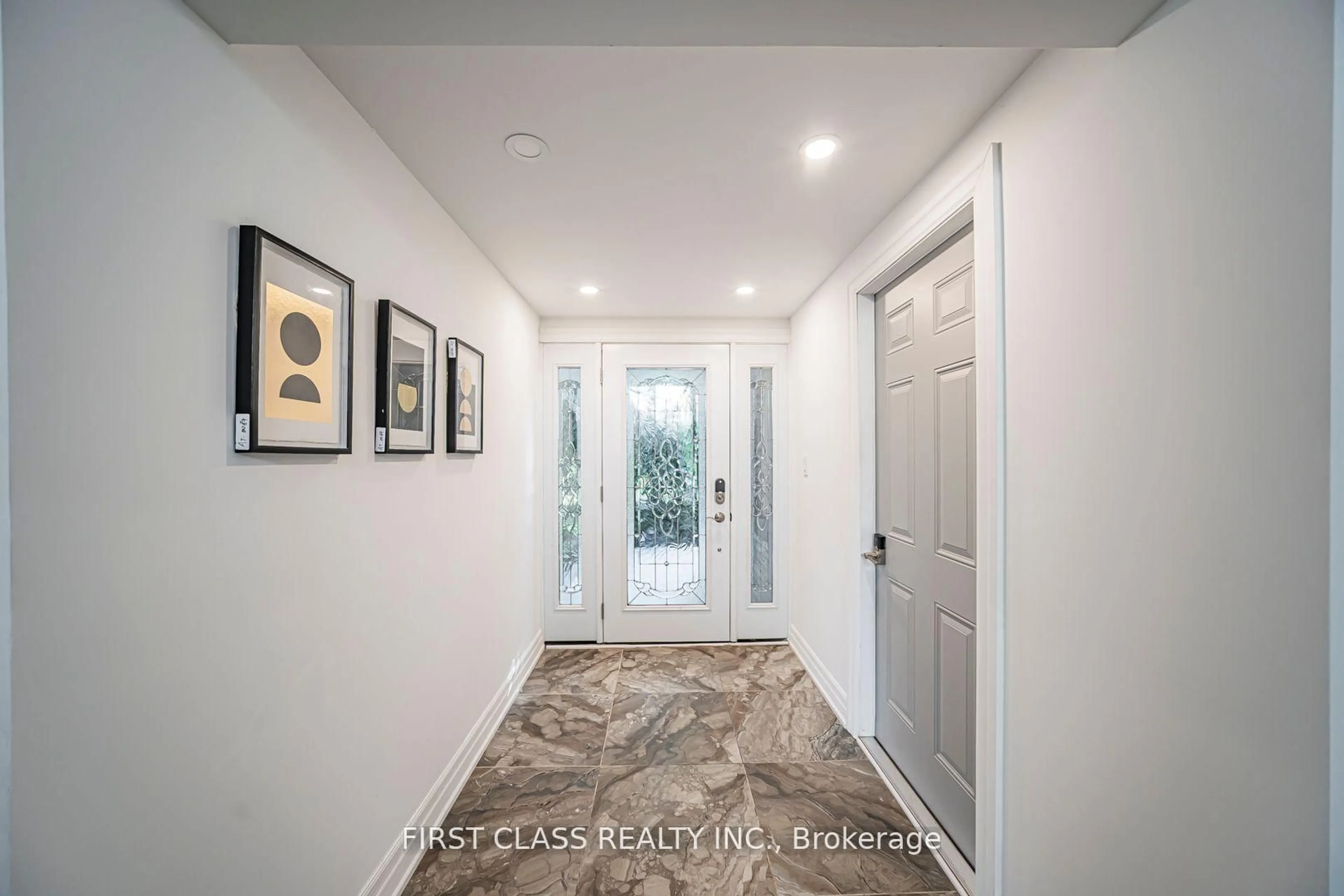 Indoor entryway for 1148 Kingdale Rd, Newmarket Ontario L3Y 4W1