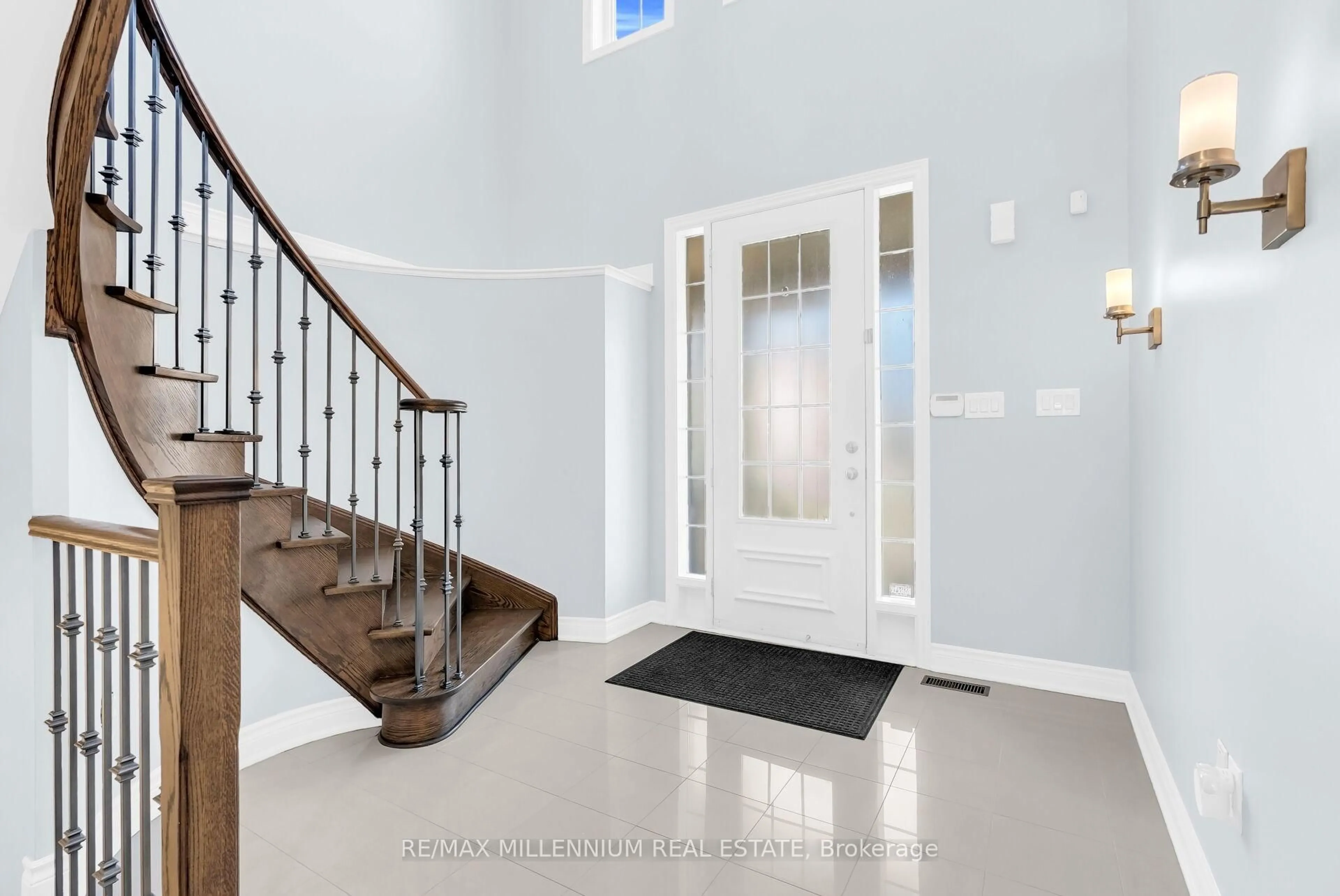 Indoor entryway for 275 Hansard Dr, Vaughan Ontario L4H 0W3