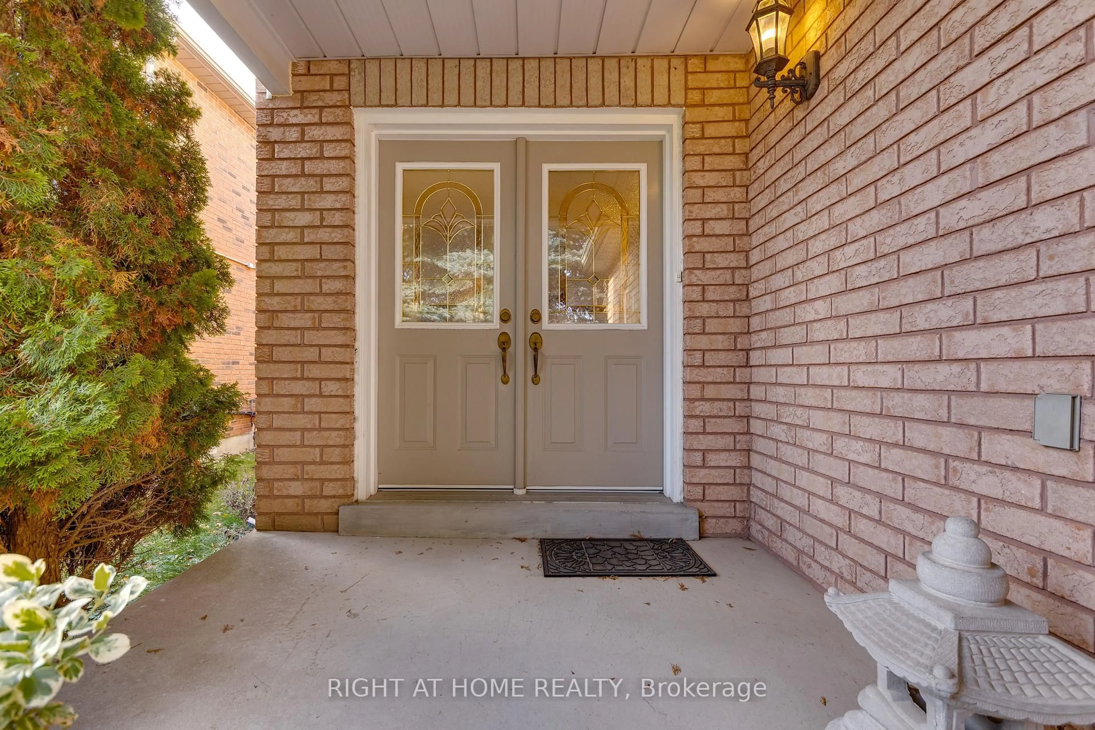 Indoor entryway for 1338 Vincent Cres, Innisfil Ontario L9S 1Z8