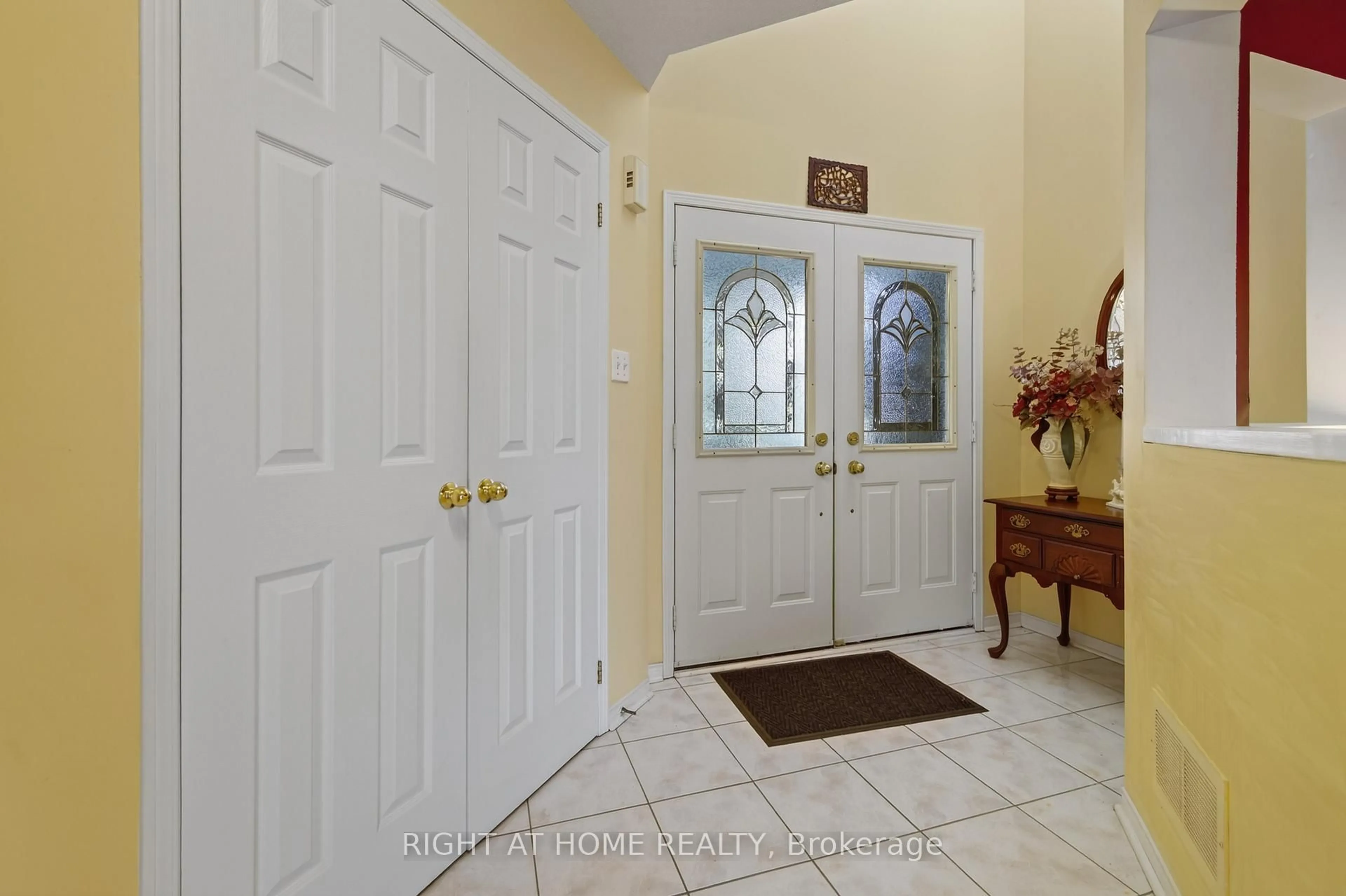 Indoor foyer for 1338 Vincent Cres, Innisfil Ontario L9S 1Z8