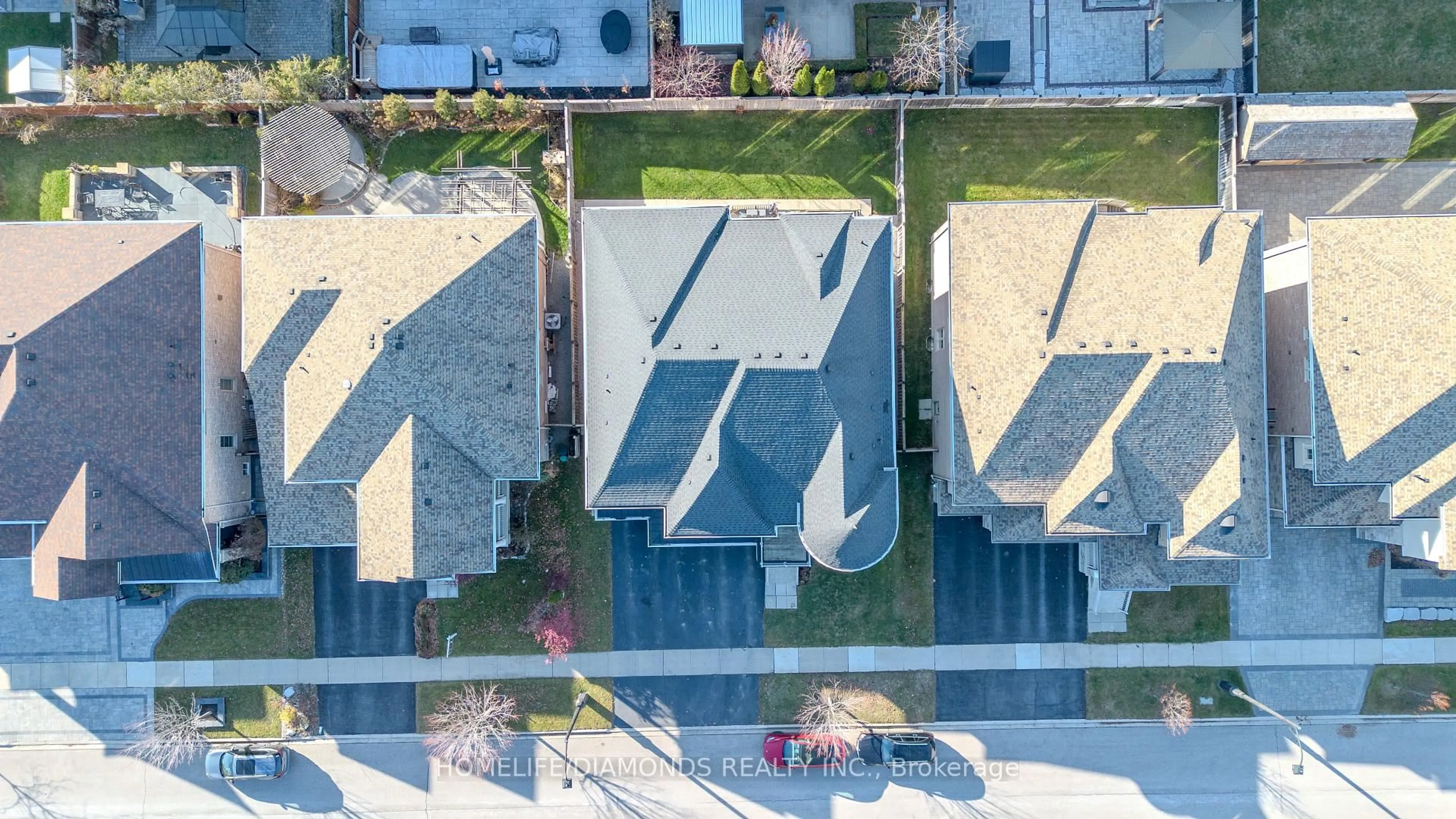 A pic from outside/outdoor area/front of a property/back of a property/a pic from drone, city buildings view from balcony for 36 West Coast Tr, King Ontario L7B 0A4