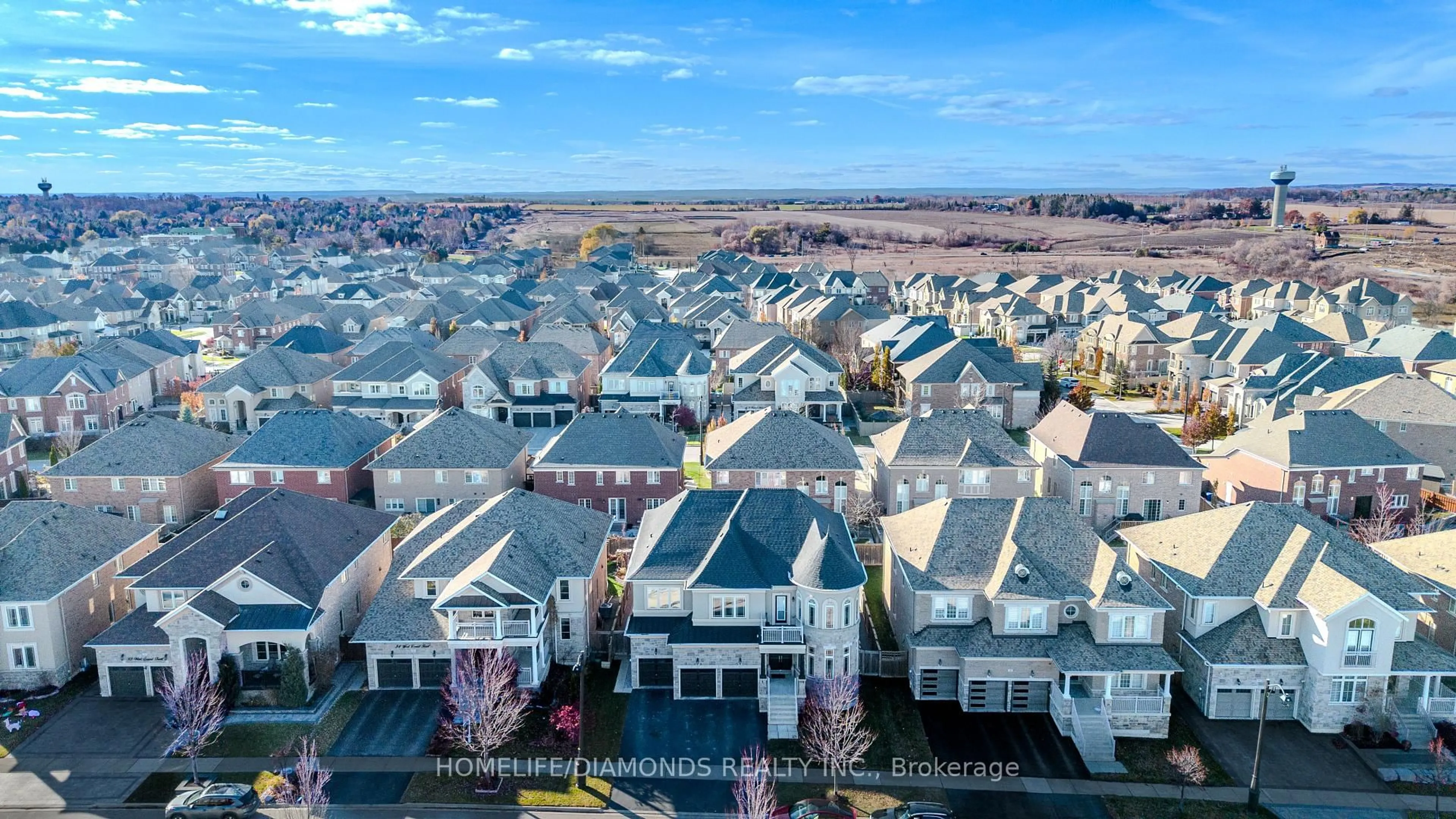 A pic from outside/outdoor area/front of a property/back of a property/a pic from drone, city buildings view from balcony for 36 West Coast Tr, King Ontario L7B 0A4