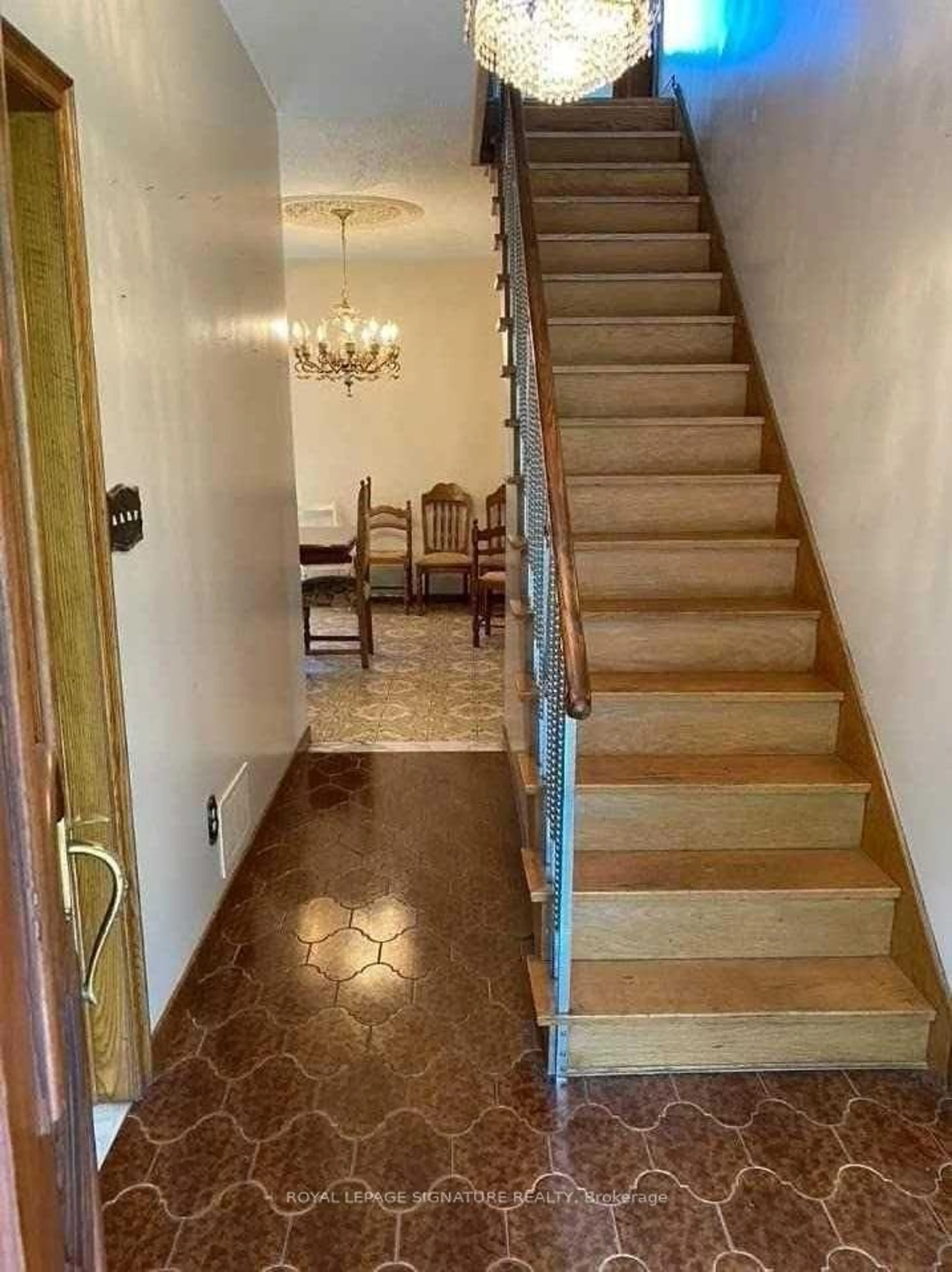 Indoor foyer for 10090 Keele St, Vaughan Ontario L6A 1G3