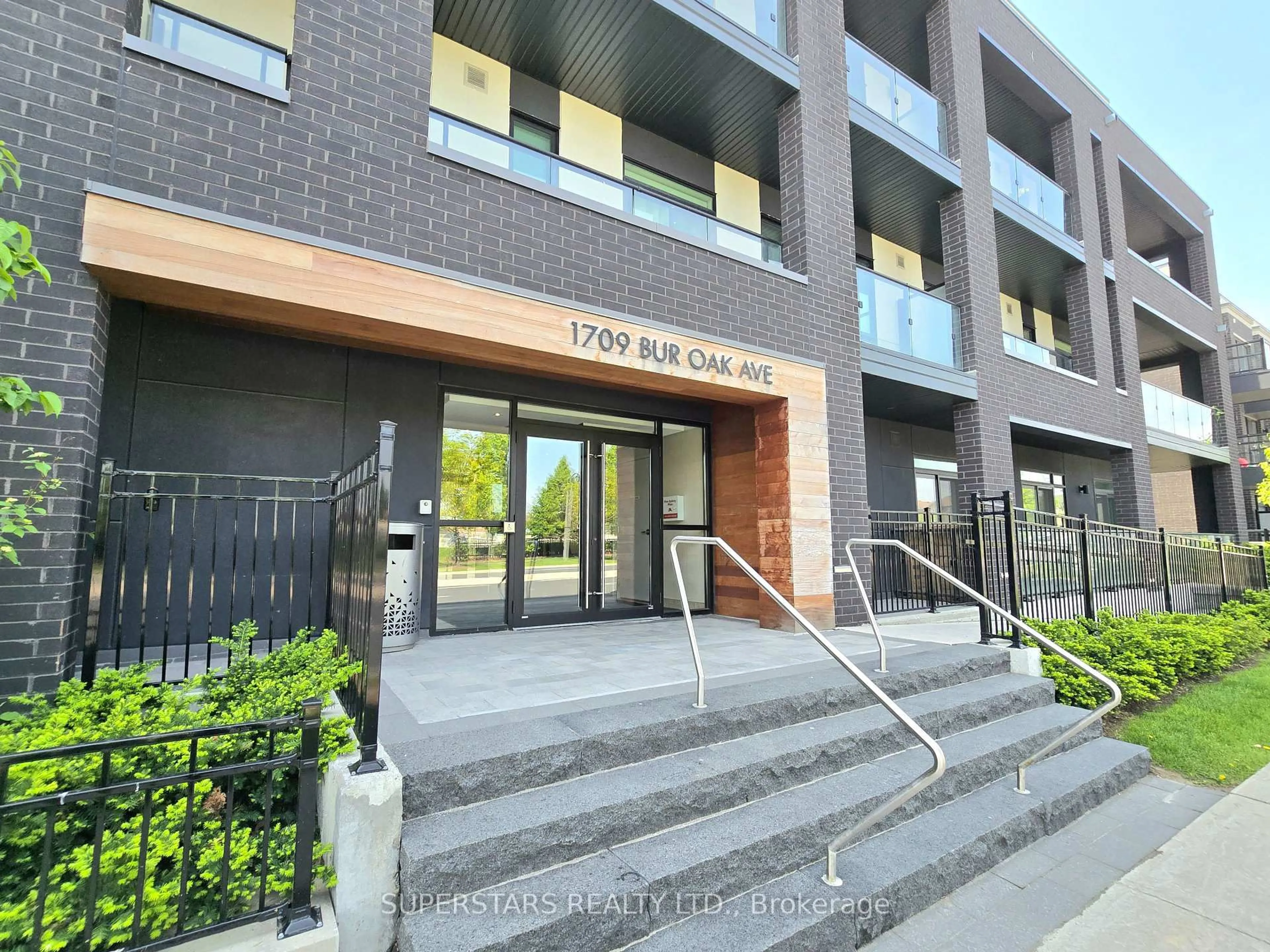 Indoor foyer for 1709 Bur Oak Ave #305, Markham Ontario L6E 0V7