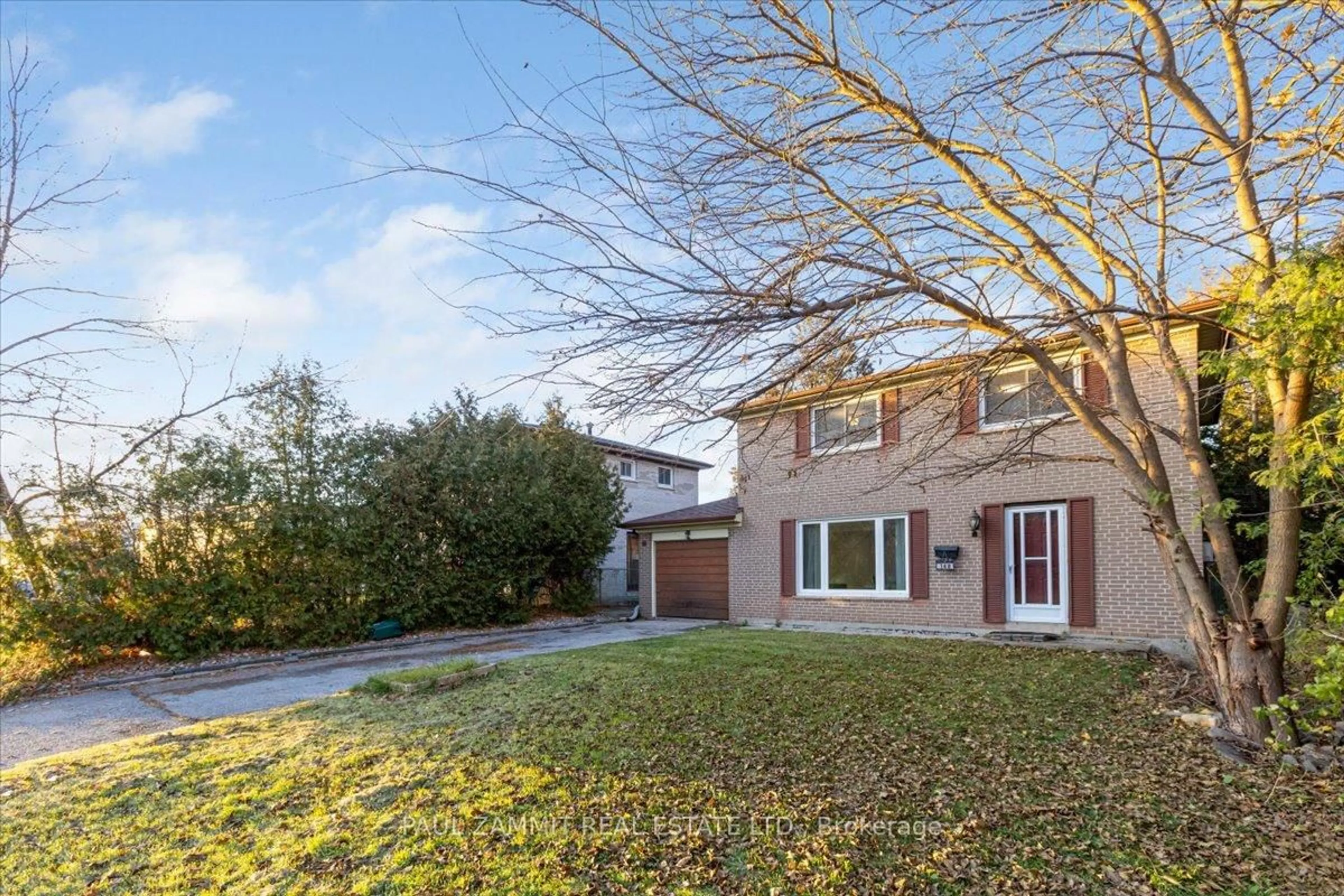 A pic from outside/outdoor area/front of a property/back of a property/a pic from drone, street for 148 Doncaster Ave, Markham Ontario L3T 1L3